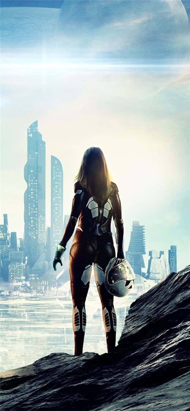 iPhone X《地球之外文明》背景：岩石 壁紙 — 一位孤獨的女太空人穿著未來風格的太空衣，站在岩石露頭上，俯瞰著陽光普照下廣闊的科幻城市。
