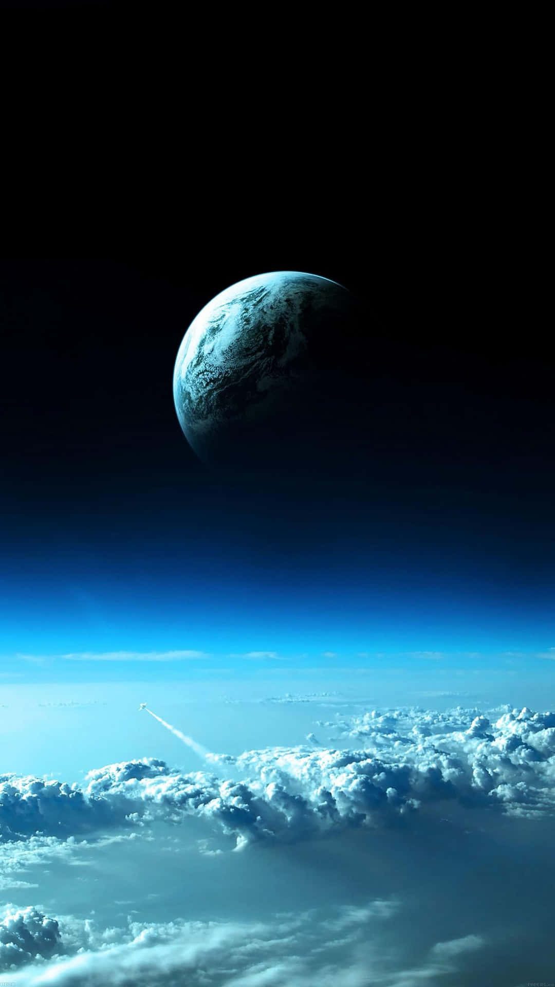 火箭穿過雲層朝向地球的太空視角