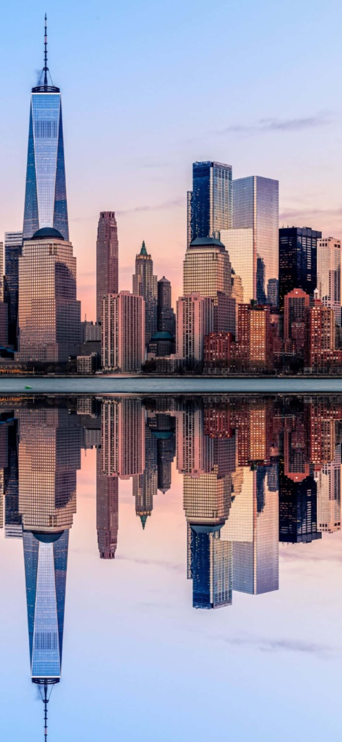 iPhone X 壁紙：紐約市天際線的壯麗景色 壁紙 — 紐約市天際線的壯麗日落景色，摩天大樓完美倒映在平靜的水面上。