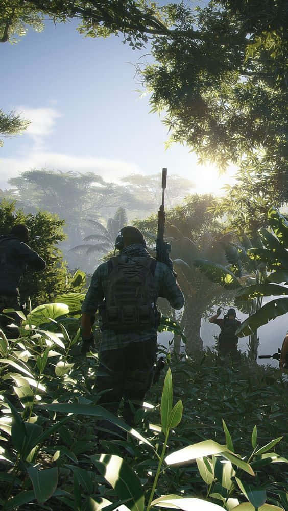 叢林中持步槍的士兵在強烈陽光下穿過茂密的樹葉。