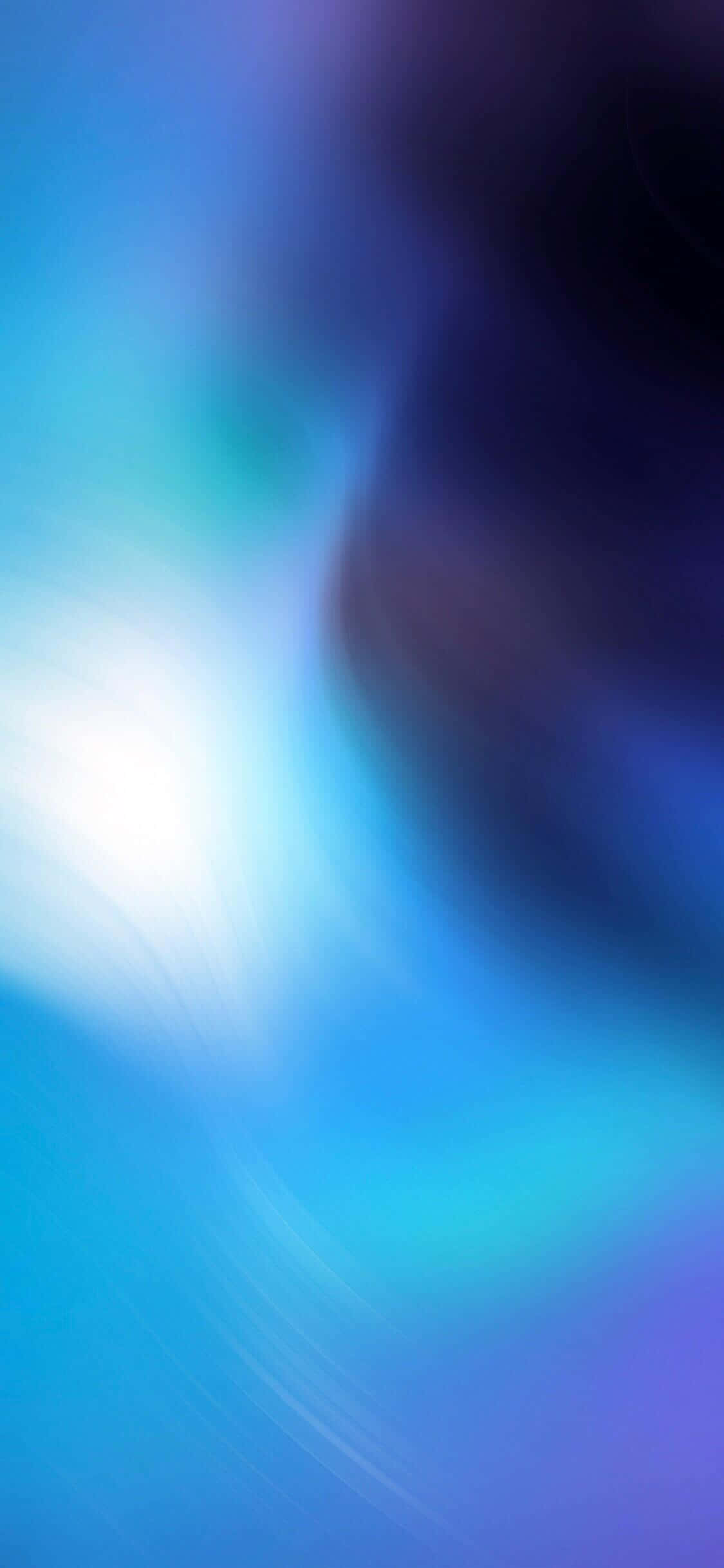 iPhone X 抽象亮藍壁紙 壁紙 — 藍色和紫色的柔和漸變，帶有明亮的白色光芒，在夢幻般的抽象構圖中旋轉。