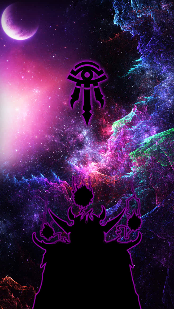 一個角狀人物的黑色剪影，以紫色勾勒，映襯著色彩繽紛的宇宙星雲和新月。