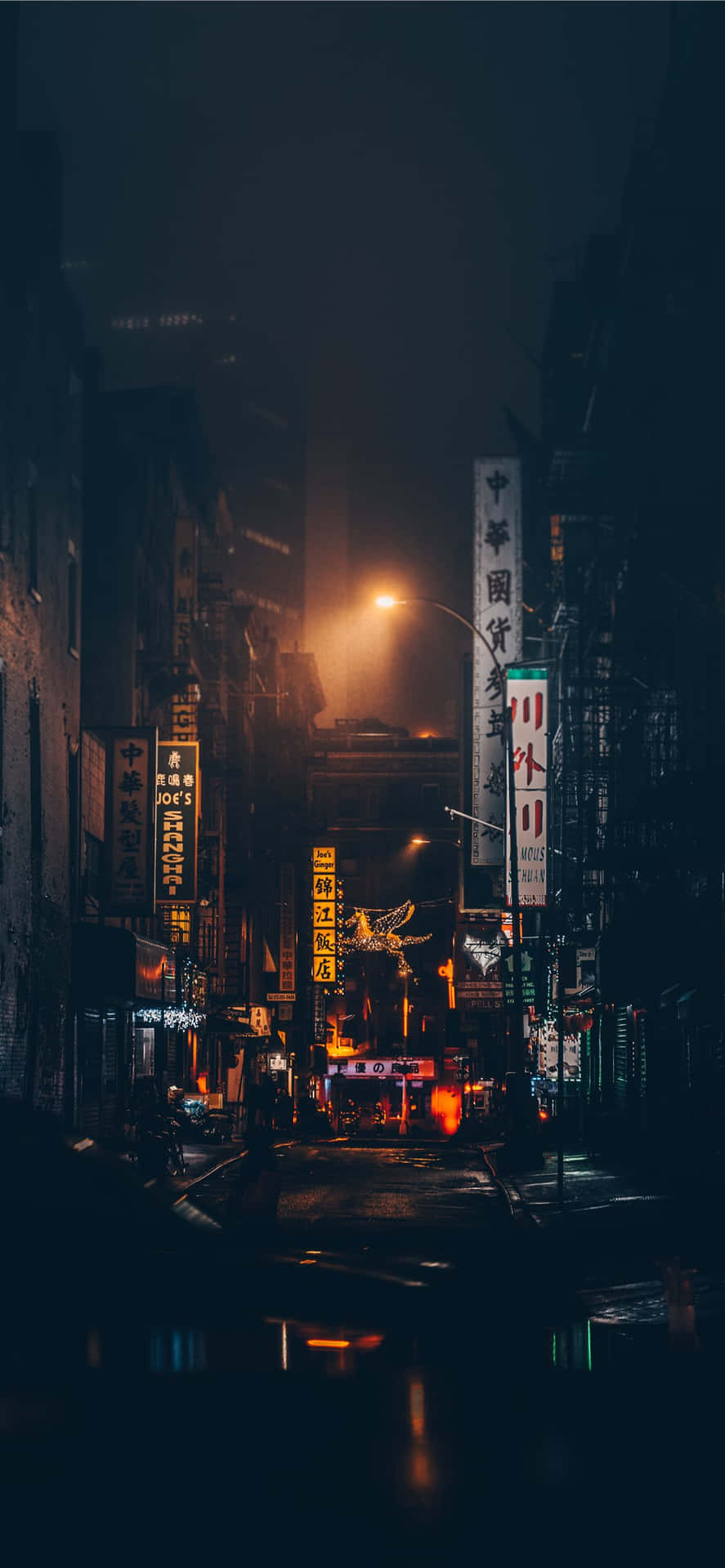 雨濕的東京小巷，夜晚霓虹招牌閃爍。
