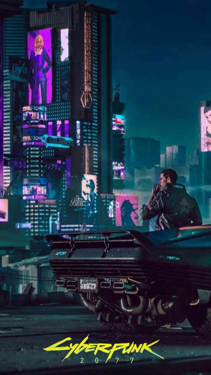 一個人在夜晚霓虹燈照亮的雨城中，坐在一輛賽博龐克風格的汽車上。