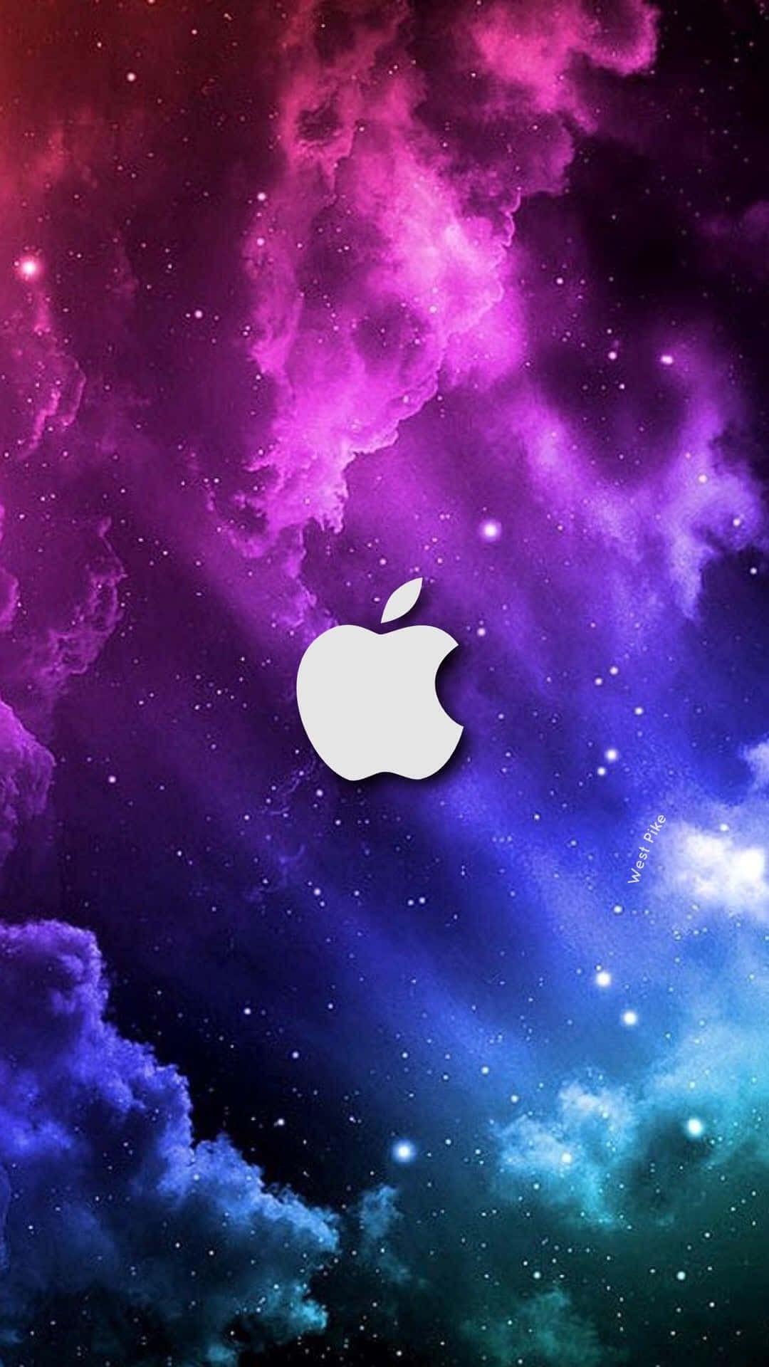 iPhone X — 領先科技的巔峰之作 壁紙 — 發光的白色Apple標誌居中，背景是充滿活力的宇宙星雲，呈現紫色、藍色和藍綠色，並有閃爍的星星。