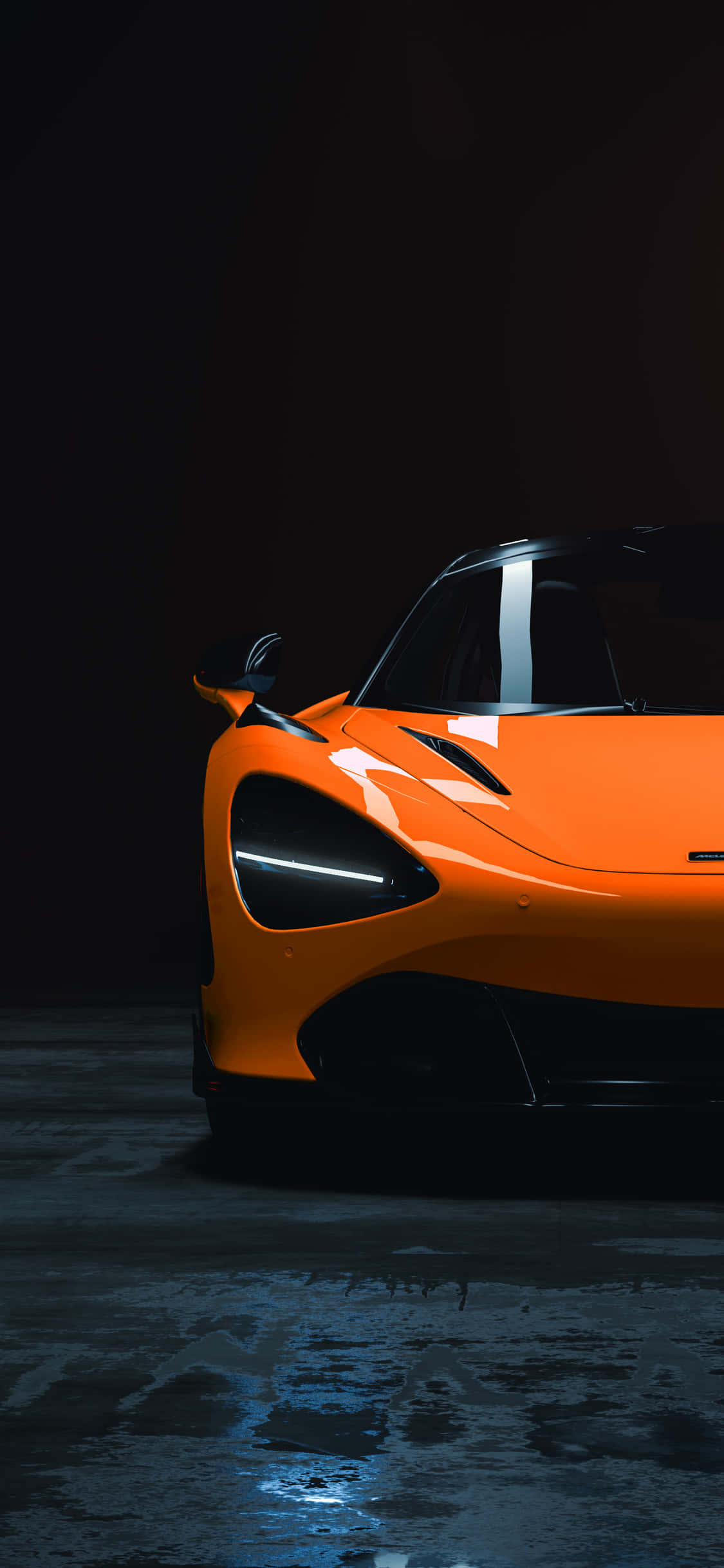 iPhone X 麥拉倫 720S Vorsteiner「銀石版」背景 壁紙 — 一輛充滿活力的橙色跑車在戲劇性的燈光下發光，映照在反射出冷藍色調的深色潮濕混凝土地板上。