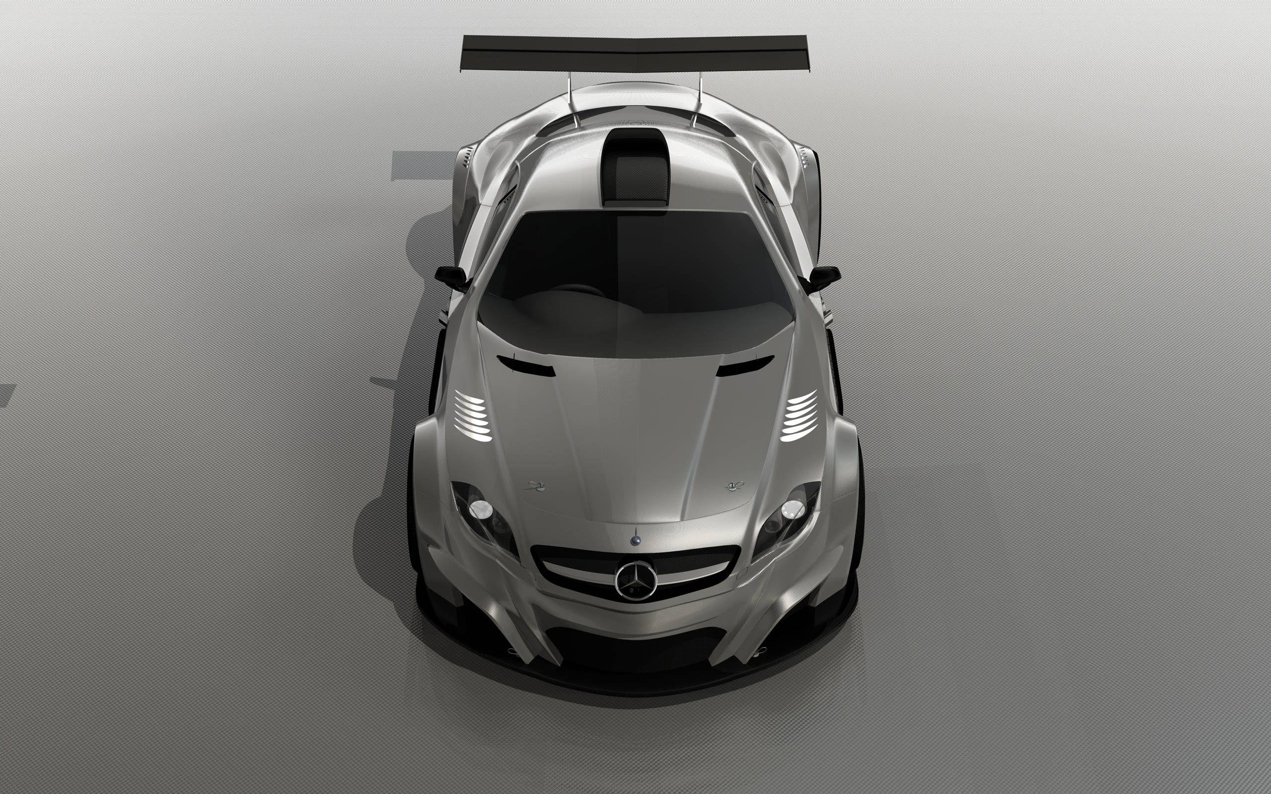 梅賽德斯 iPhone 銀色賽車 壁紙 — 從上方俯瞰一輛時尚的銀色 Mercedes-AMG GT 賽車，背景為簡約灰色工作室。