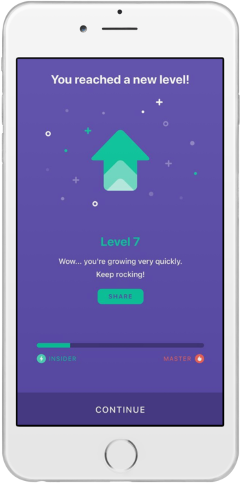 白色iPhone等級提升慶祝畫面 壁紙 — 一部智能手機顯示一個充滿活力的紫色遊戲畫面，慶祝達到第七級，帶有綠色向上箭頭和進度條。