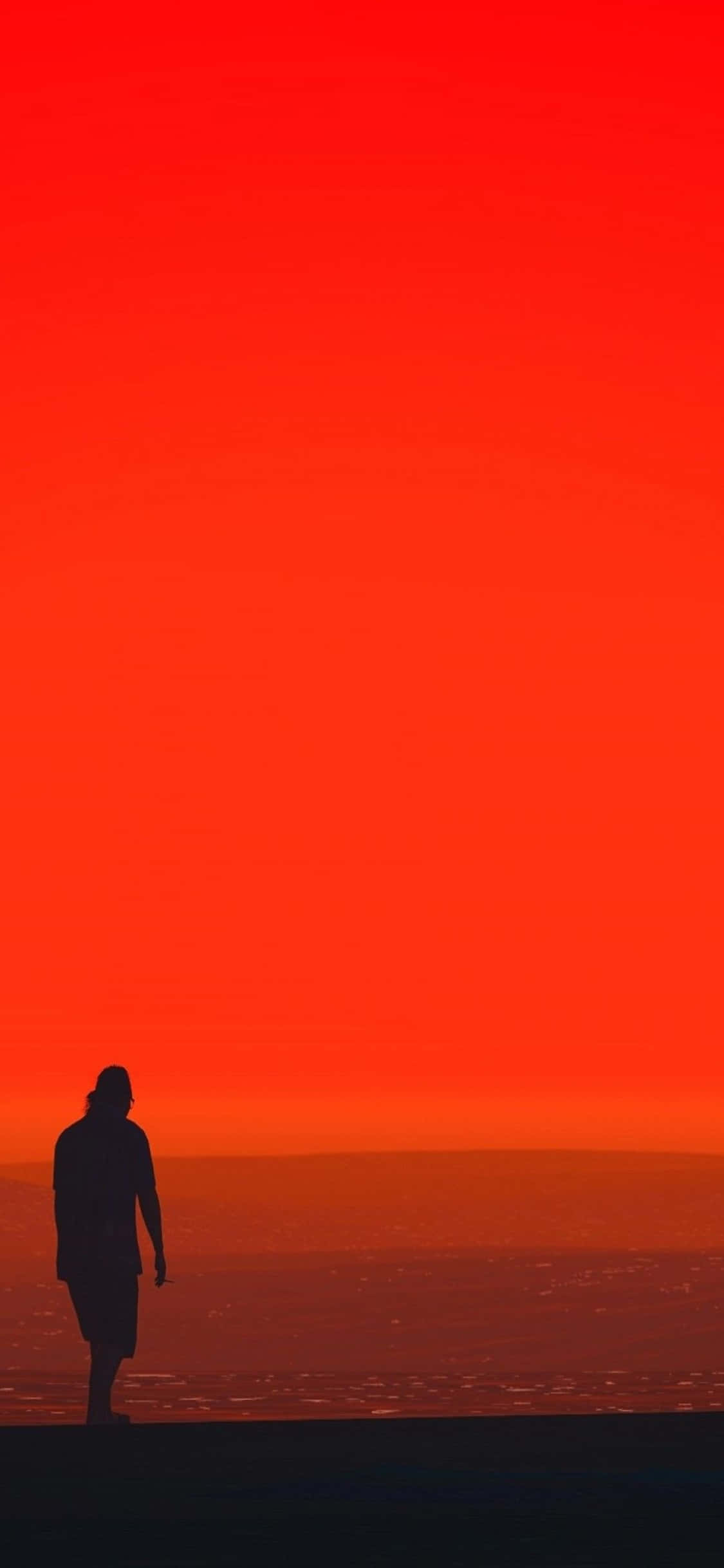 iPhone X《GTA V》背景暗影人物 壁紙 — 一個孤獨的身影站在水邊，頭頂是廣闊的熾熱橙色日落天空。