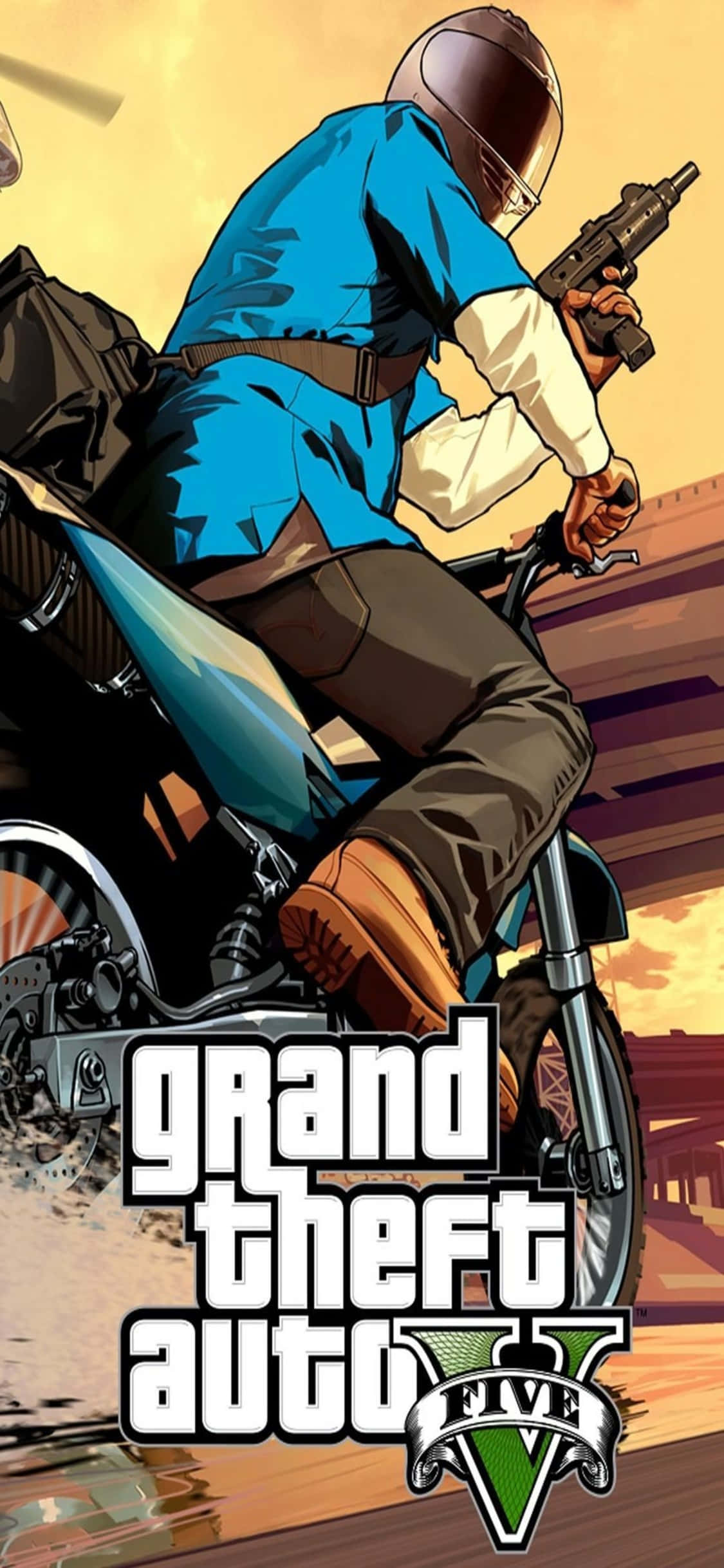 iPhone X《GTA V》背景與機車 壁紙 — 一名身穿藍色襯衫和頭盔的電單車手，在GTA V標誌的日落背景下騎車並手持槍支。