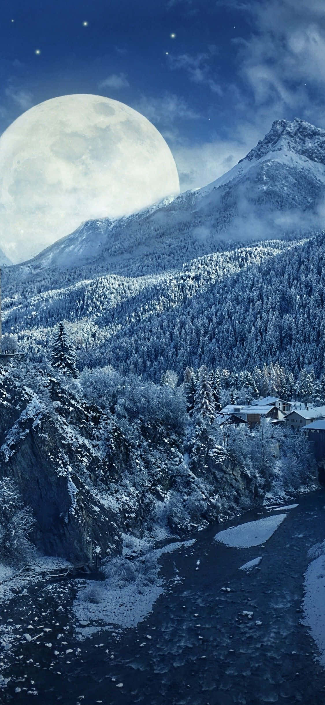 透過 iPhone 鏡頭欣賞冬季仙境 壁紙 — 一個被雪覆蓋的山村，坐落於巨大的月光天空下，有星星和霧氣繚繞的山峰。
