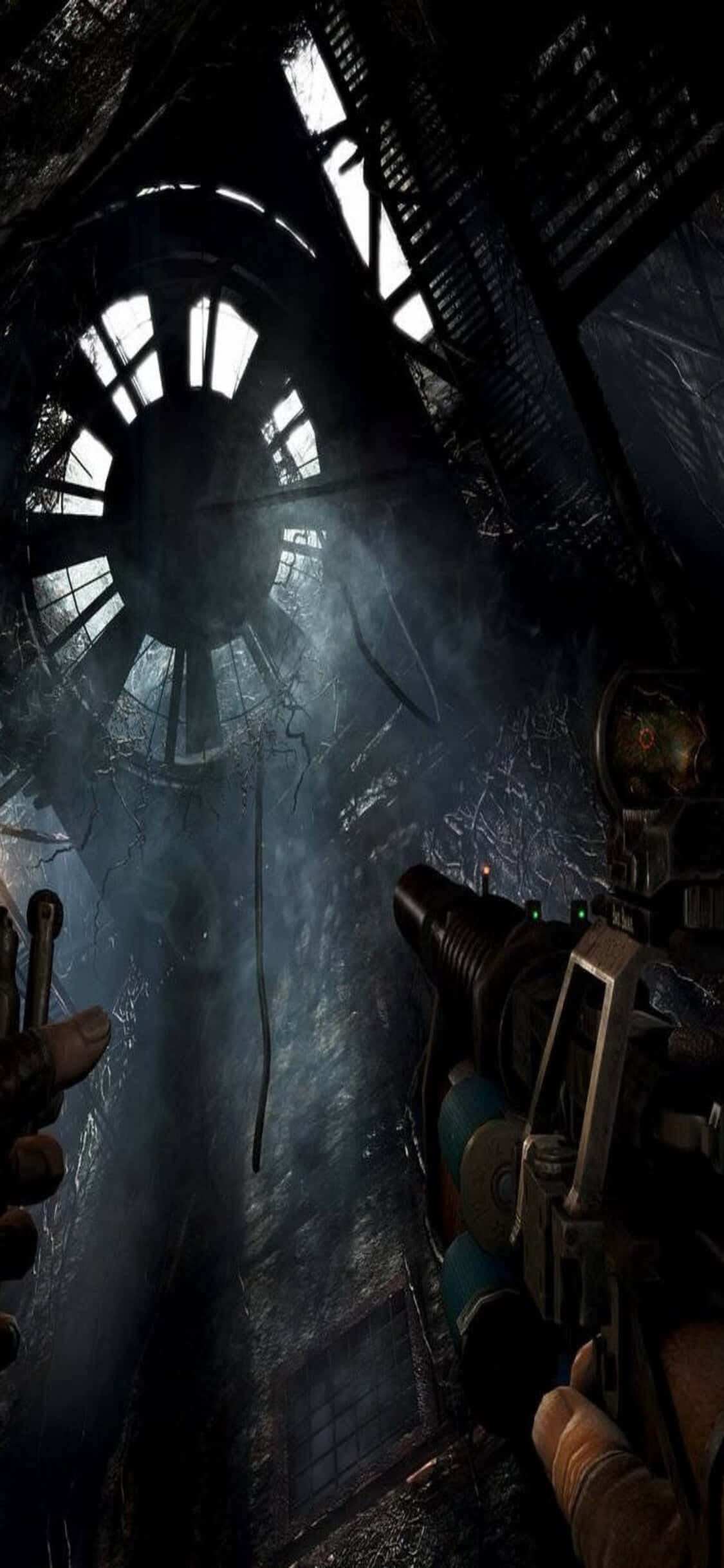 第一人稱視角，持槍洞穴內，適用於 iPhone X《Metro Last Light》遊戲背景 壁紙 — 第一人稱視角，身處一個黑暗破敗的工業建築內部，有一個大型破損天窗，煙霧在光束中飄散。