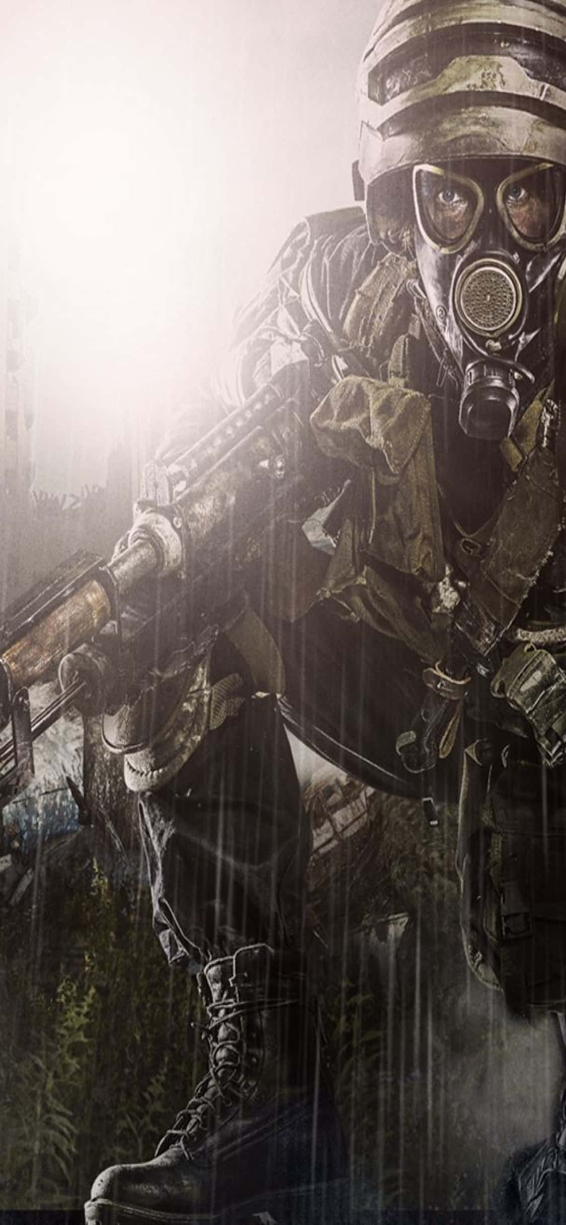 雨中狩獵，士兵持槍，適用於 iPhone X《Metro Last Light》遊戲背景 壁紙 — 一名戴著防毒面具和戰鬥裝備的士兵在暴雨中持步槍站立，被背後強光照亮。