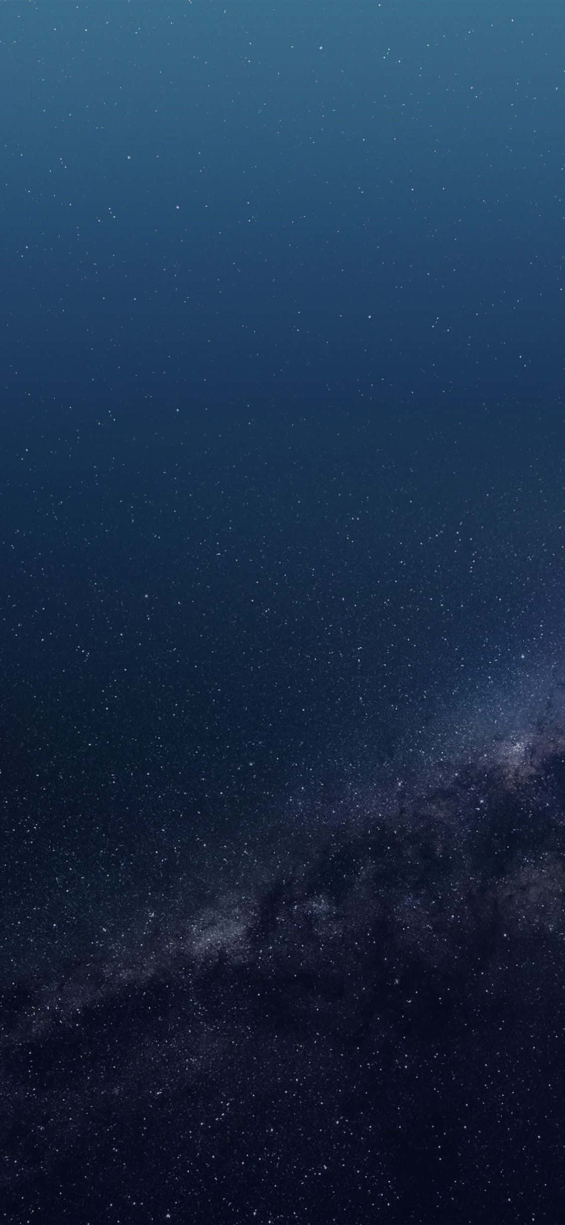 藍色iPhone XR 星空夜景 壁紙 — 令人嘆為觀止的銀河系景觀，在深靛藍色夜空中閃爍著無數星星。