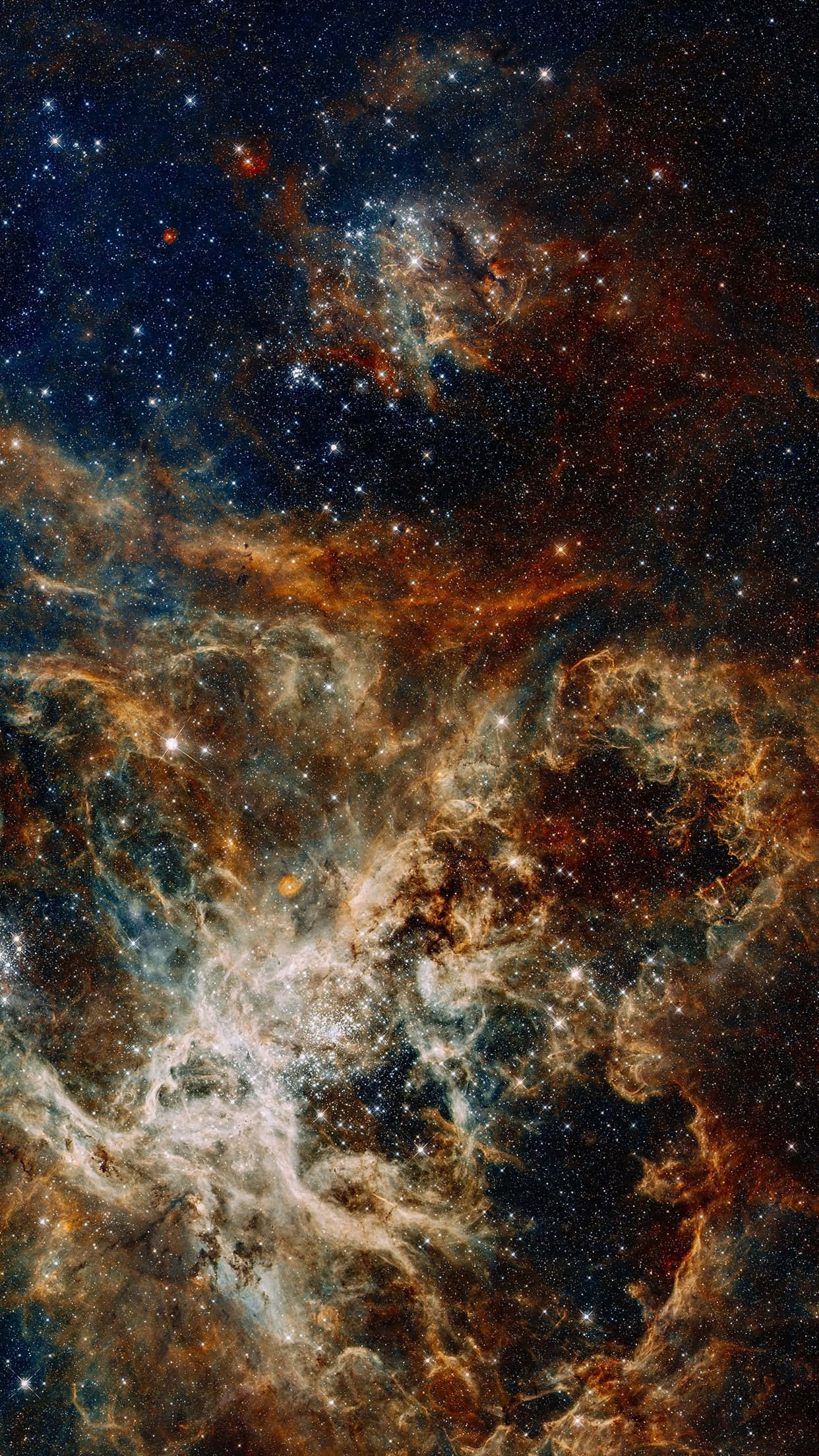 用全新 iPhone XR 探索深空 壁紙 — 一個宇宙星雲在星場背景下旋轉，帶有火橙色和深藍色的雲層。