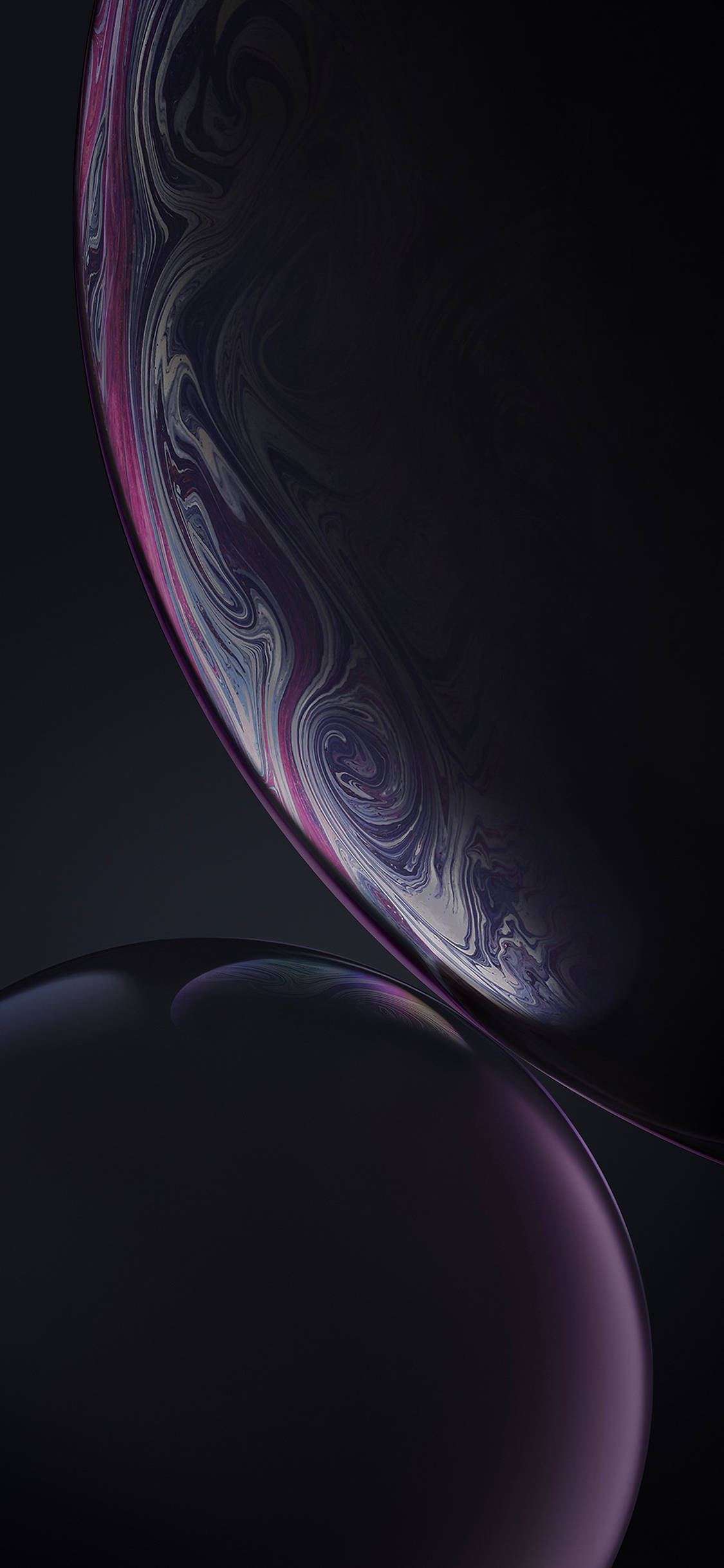 喺你嘅 iPhone XR 上享受繽彩氣泡 壁紙 — 兩個帶有紫色和銀色漩渦大理石紋理的光澤球體在黑暗背景上漂浮。