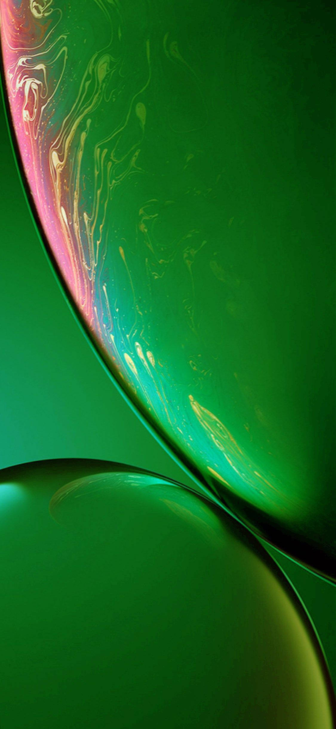 全新 iPhone XR：極致流暢、超廣色域與持久電池續航 壁紙 — 充滿活力的綠色液體球體，帶有虹彩粉紅和金色漩渦，營造出迷人的抽象流體藝術構圖。
