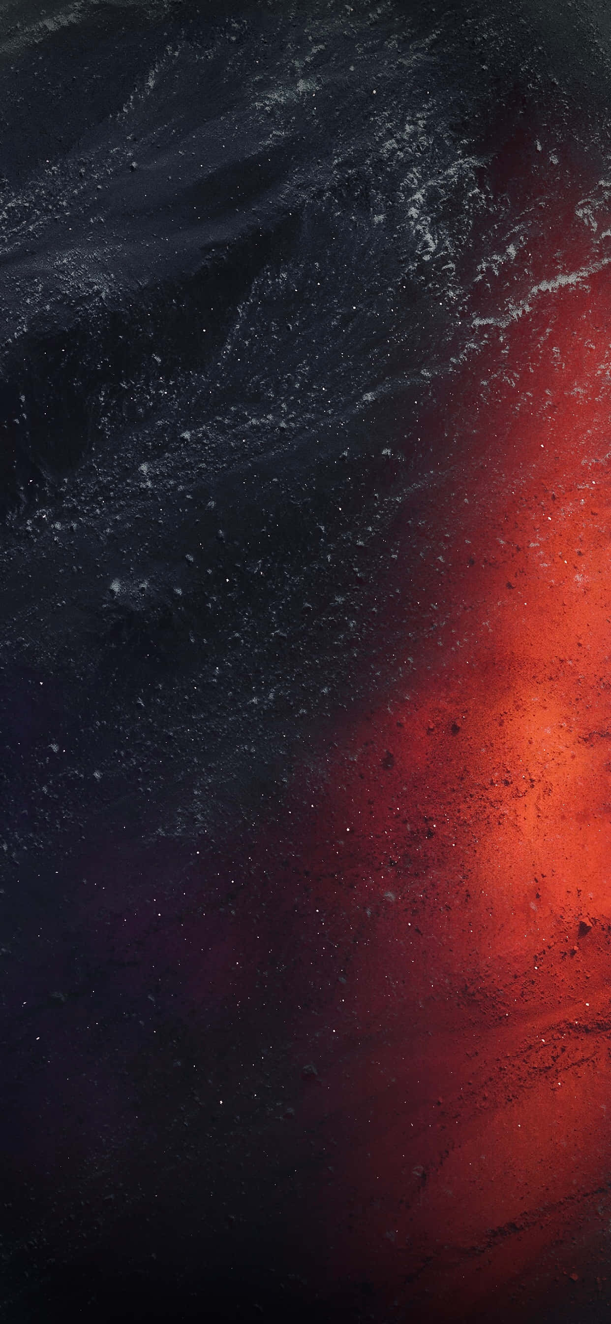 與 iPhone XR Space 一同遨遊星際 壁紙 — 一個宇宙星雲旋轉著深黑色和火紅色的色調，點綴著發光的粒子。