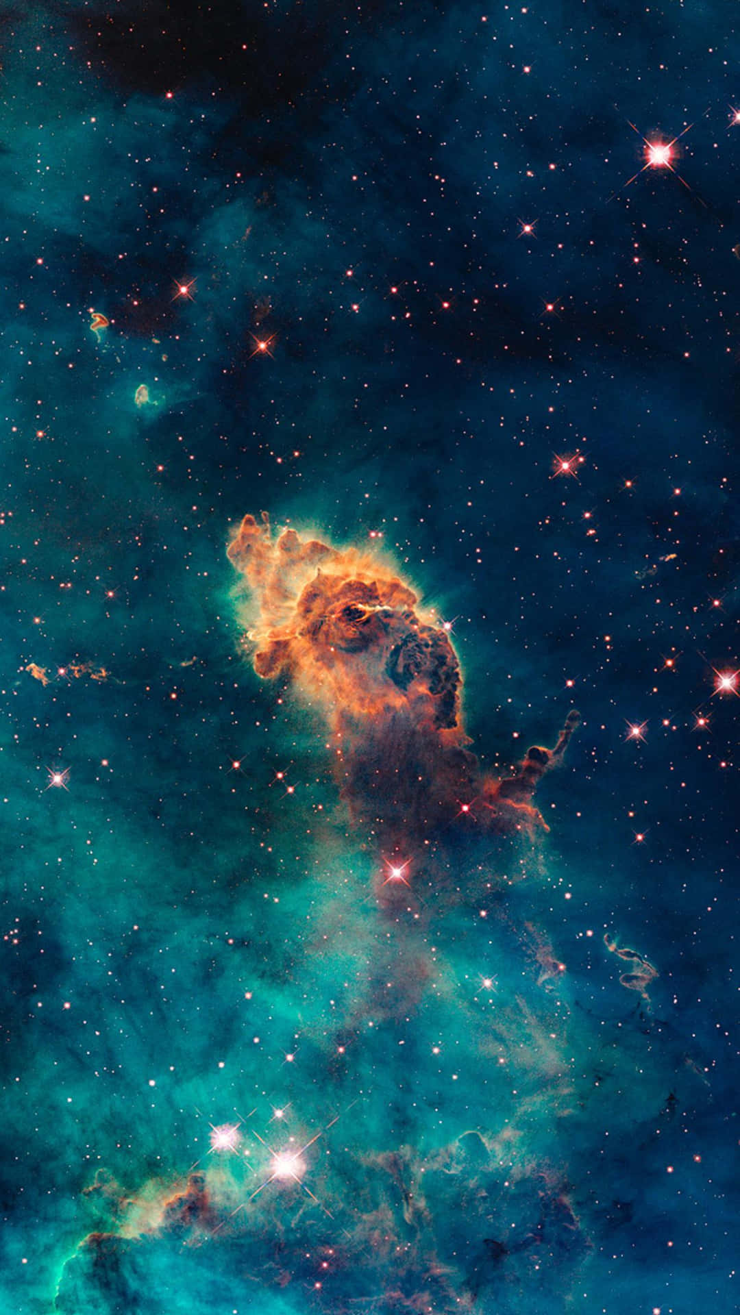 一個發光的星雲，帶有橙色和藍綠色的雲團，被深空中的星星包圍。