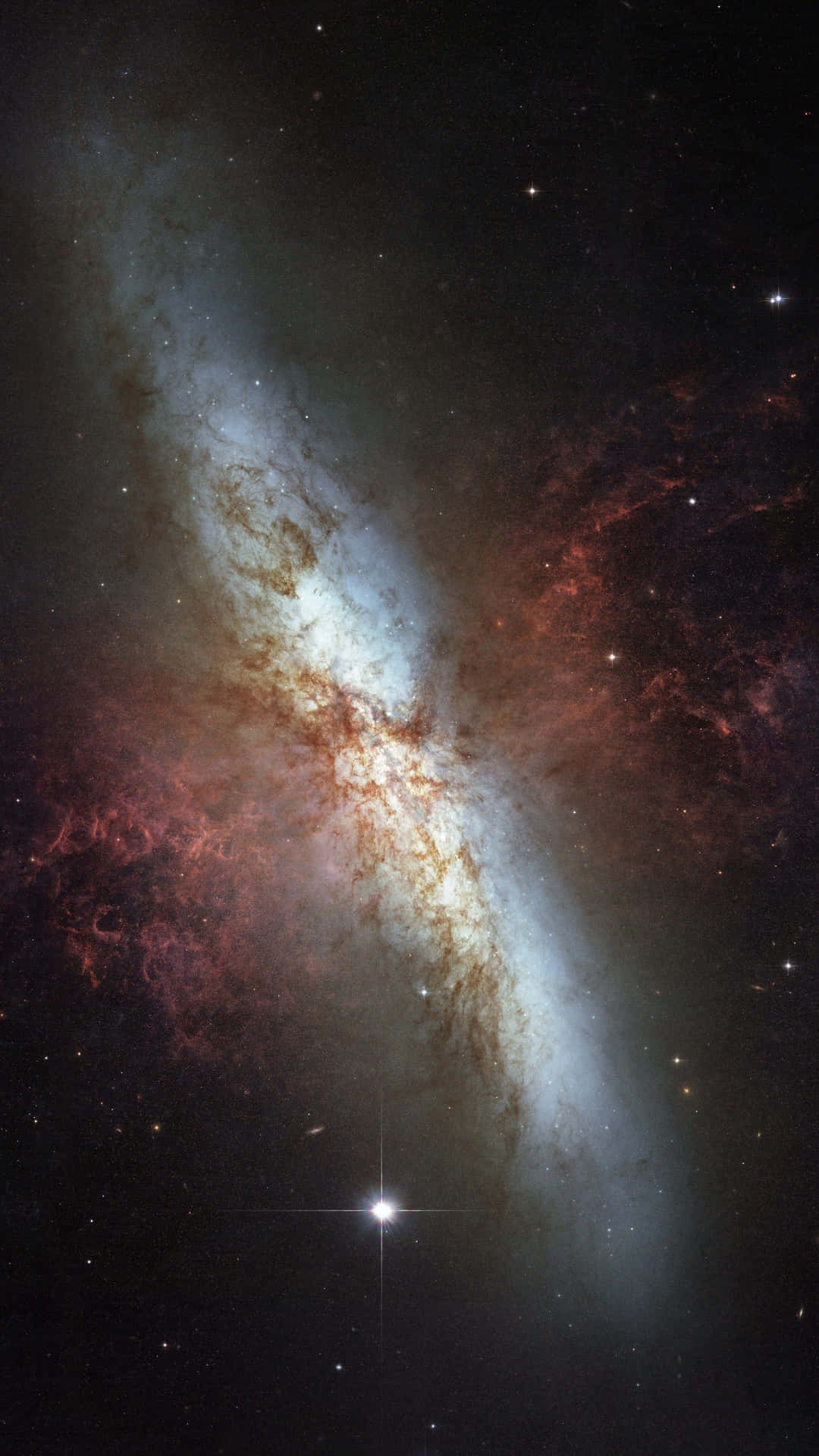 一個在深空中帶有藍色和紅色氣體及星星雲的螺旋星系。