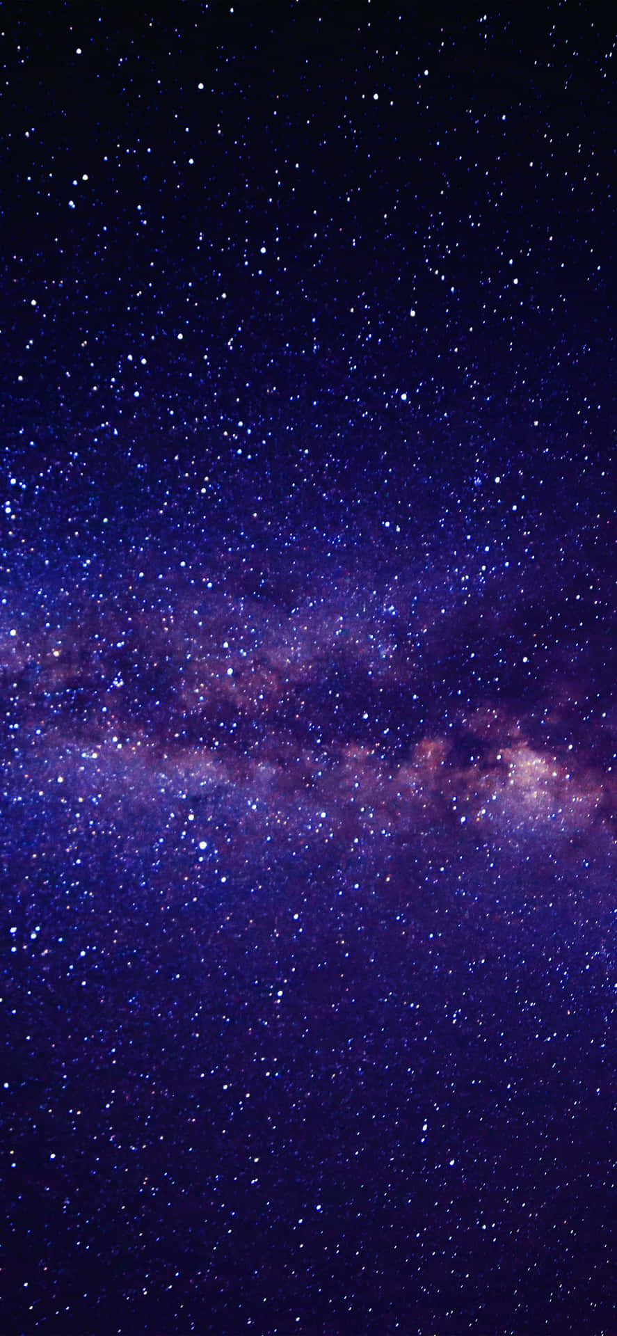 銀河系在深邃的夜空中閃爍著紫色和藍色的星星。
