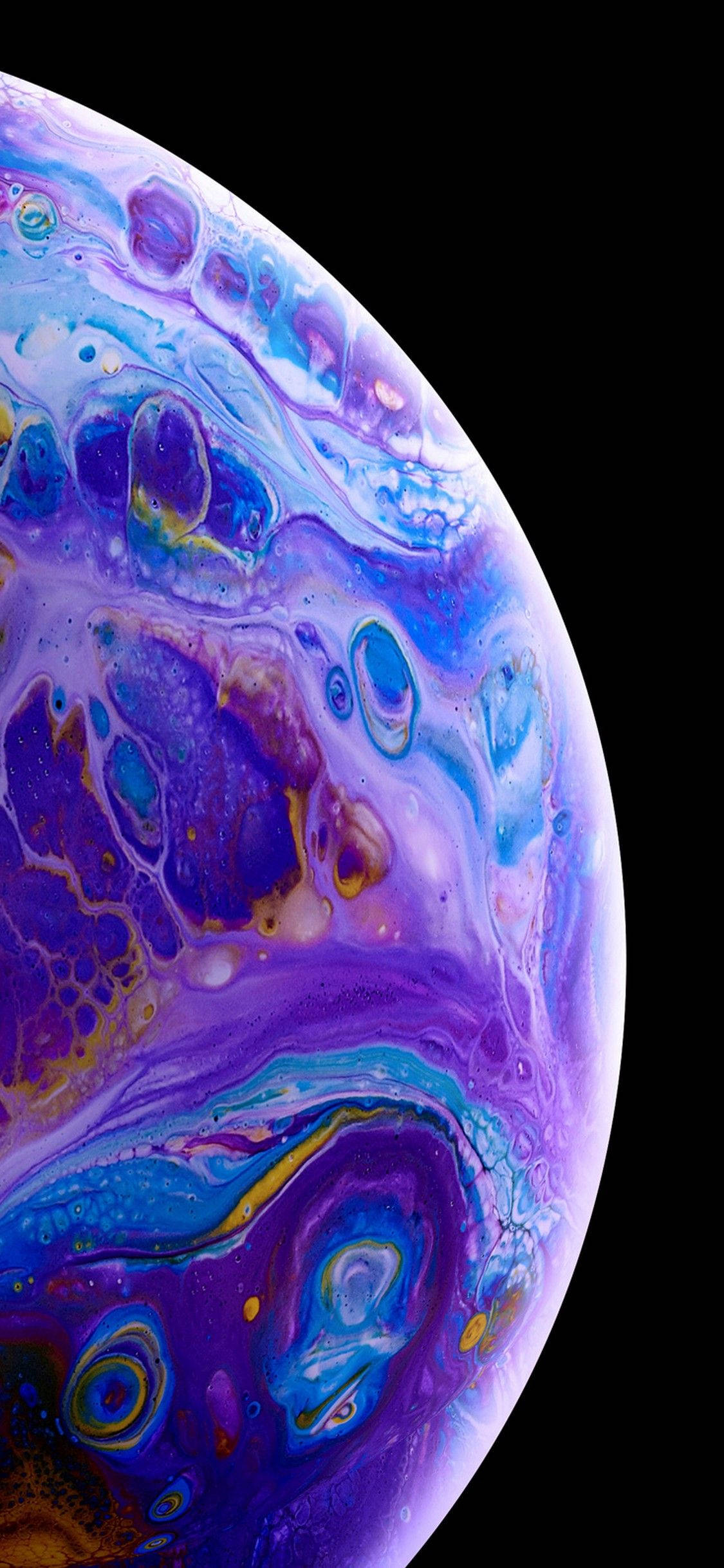 iPhone Xs 與星際背景的震撼影像 壁紙 — 一個旋轉的宇宙球體，充滿鮮豔的紫色、藍色和金色，襯托著漆黑的虛空。