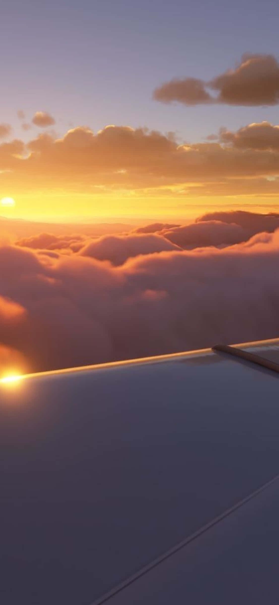 在 iPhone XS 上體驗真實的飛行模擬器 壁紙 — 從飛機窗戶看到，夕陽餘暉沐浴著下方蓬鬆的雲朵，機翼在前景。