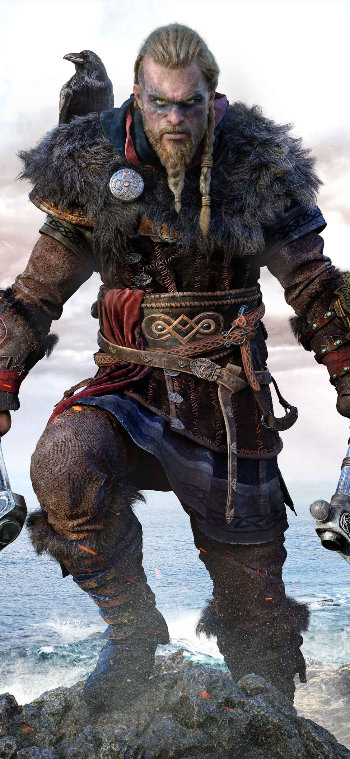 iPhone XS Assassin's Creed Valhalla Eivor山頂背景 壁紙 — 一個兇猛的維京戰士，肩上棲著一隻烏鴉，挑釁地站在岩石海岸上，面對波濤洶湧的大海。