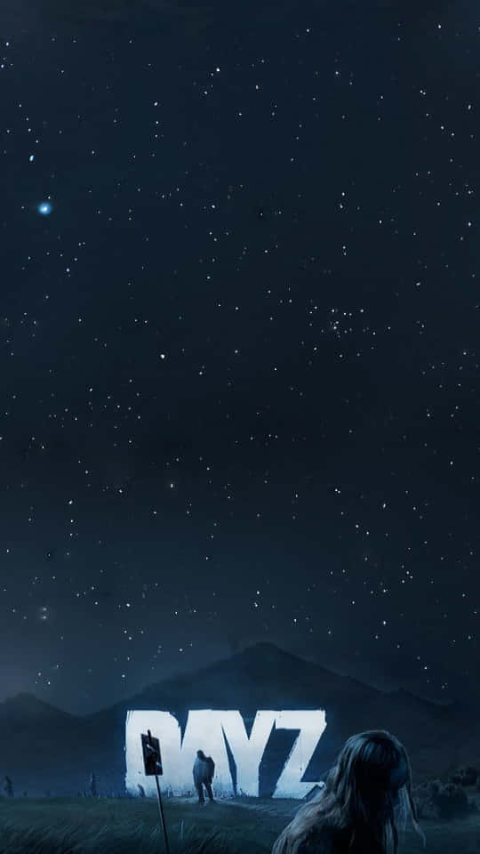 一個人在繁星點點的夜空下，看著山巒間發光的DAYZ標誌。
