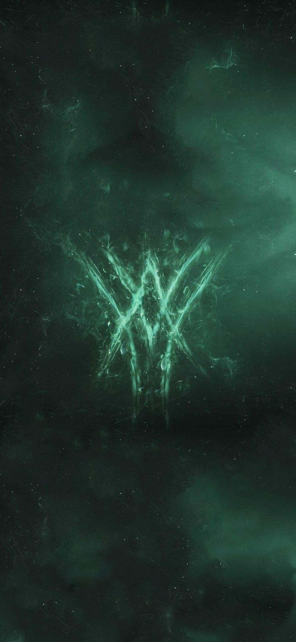 最新 iPhone XS，與《Destiny 2》一起活躍冒險 壁紙 — 一個發光的綠色水晶符號在黑暗星雲般的宇宙背景中脈動。