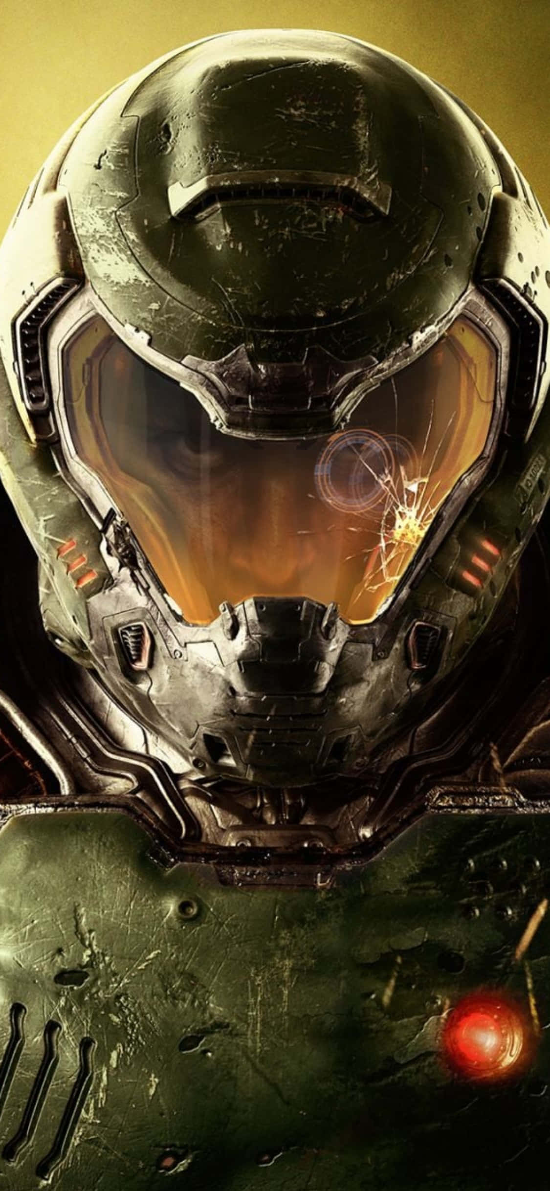 iPhone XS《Doom》戴頭盔的Doomguy背景 壁紙 — 近距離拍攝一頂帶有戰鬥痕跡的綠色裝甲頭盔，面罩破裂，紅色眼睛在溫暖的金色光芒中發光。