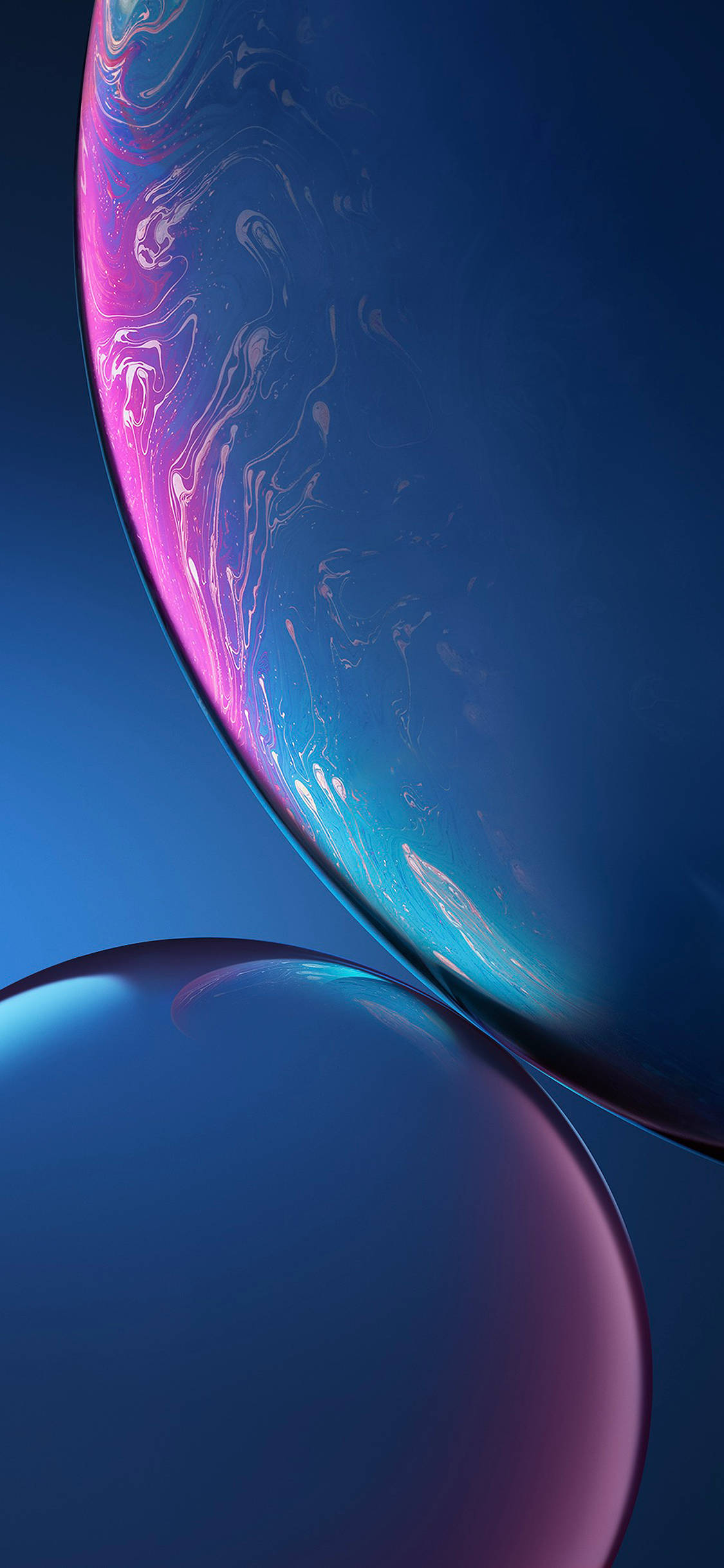 暗色柔和 iPhone Xs 壁紙 — 兩個帶有粉紅色和藍色漩渦液體圖案的光滑球體漂浮在深藍色漸變背景上。