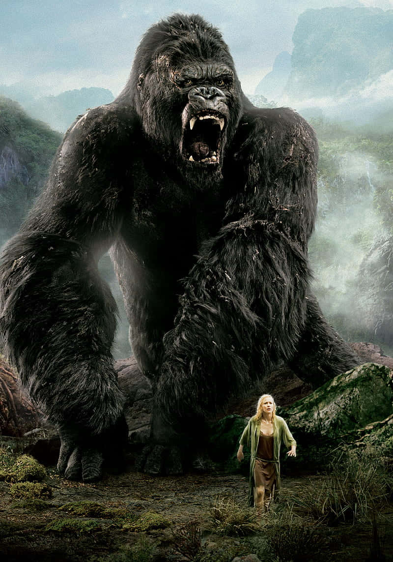 iPhone XS Gorilla 背景：怒吼的金剛 壁紙 — 一隻巨大的咆哮猩聳立於迷霧山區叢林中的一個小人類女性之上。
