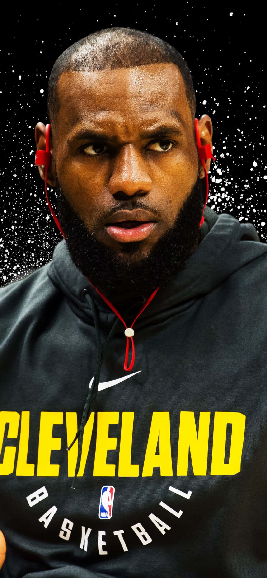iPhone Xs 籃球 LeBron James 背景 壁紙 — 勒邦占士喺星光閃爍嘅黑色背景下，穿著黑色克里夫蘭籃球連帽衫，眼神銳利。