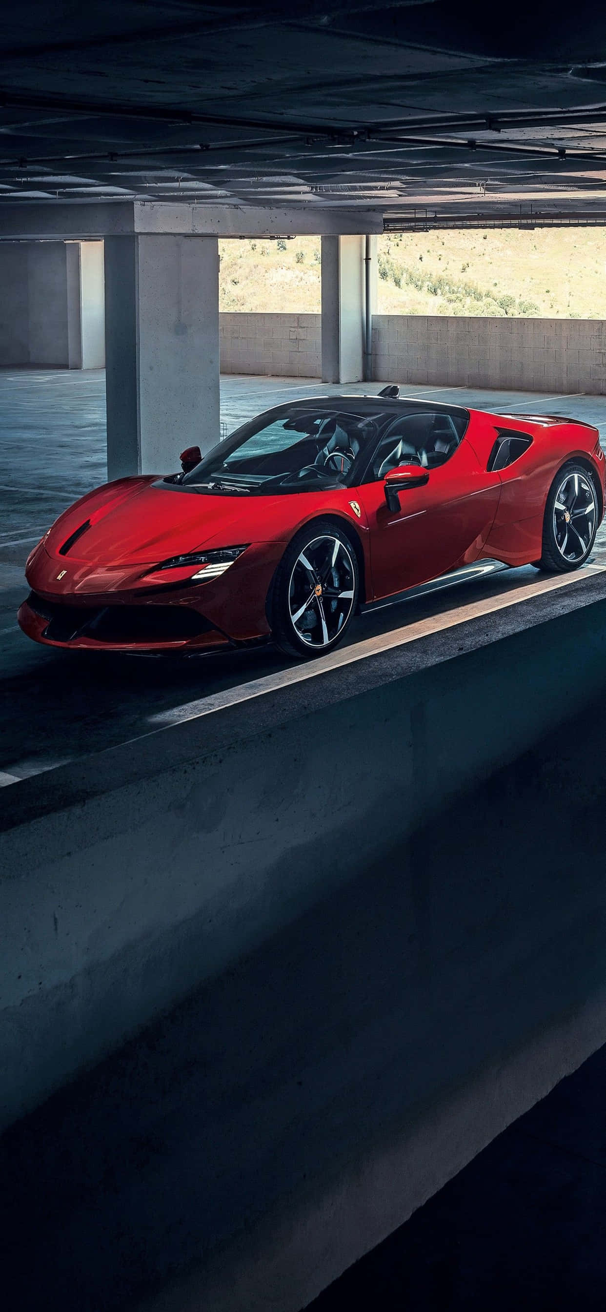 iPhone XS Max 賽車主題紅色 Ferrari SF90 Stradale 停車場背景 壁紙 — 一輛時尚的紅色法拉利跑車停在混凝土天橋下，陽光透過縫隙灑落。