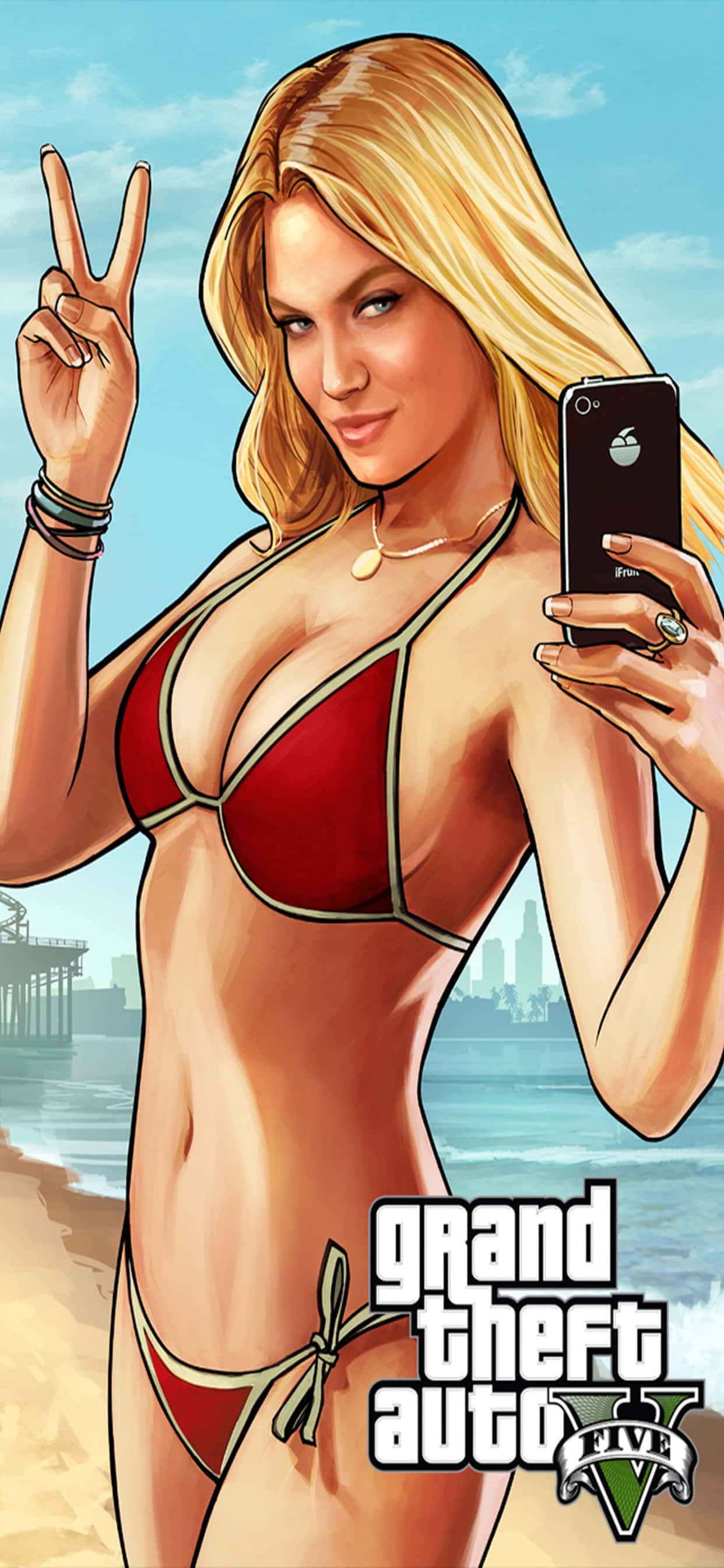 iPhone XS Max《GTA V》背景：穿紅色比基尼的金髮女孩 壁紙 — 一位金髮女郎穿著紅色比基尼在海灘上擺姿勢，手持電話並做出和平手勢，背景是城市天際線。