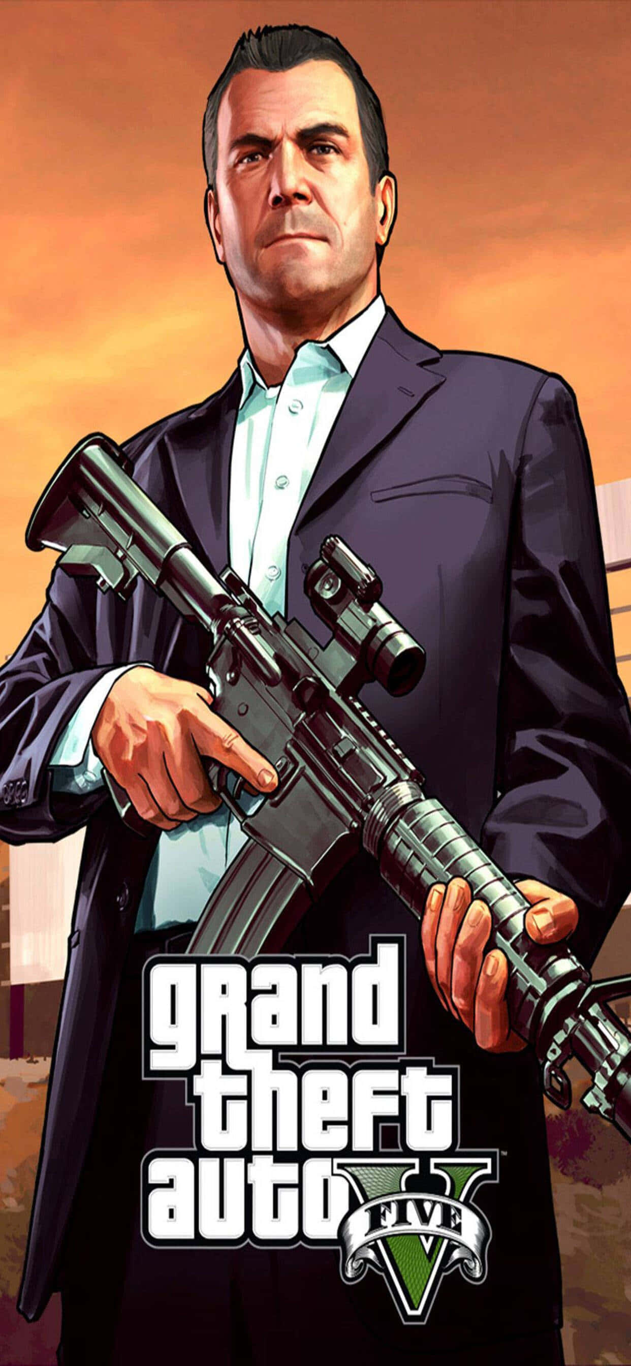 iPhone XS Max《GTA V》背景：邁克爾持自動步槍 壁紙 — 一個嚴肅的男人穿著西裝，在火紅橙色日落背景下拿著步槍，並帶有遊戲標題文字。
