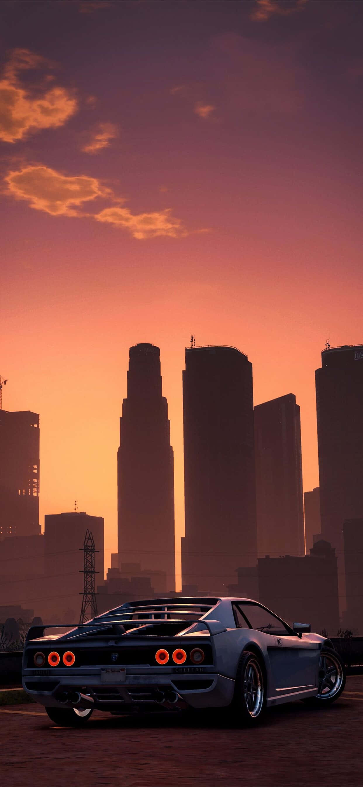 iPhone XS Max《GTA V》藍色跑車背景 壁紙 — 一架時尚的銀色跑車，帶有發光的紅色尾燈，停在日落時分高聳的城市天際線前。