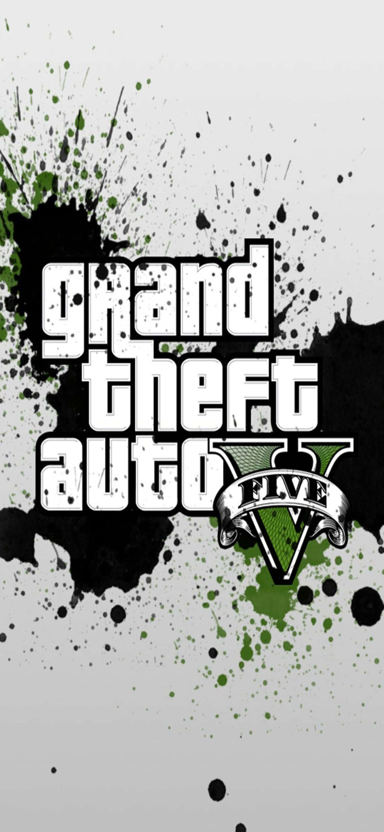 iPhone XS Max《GTA V》背景：黑色斑點海報 壁紙 — 大膽嘅塗鴉風格文字寫住 'Grand Theft Auto V'，喺淺灰色背景上有黑色同綠色嘅油漆濺點。
