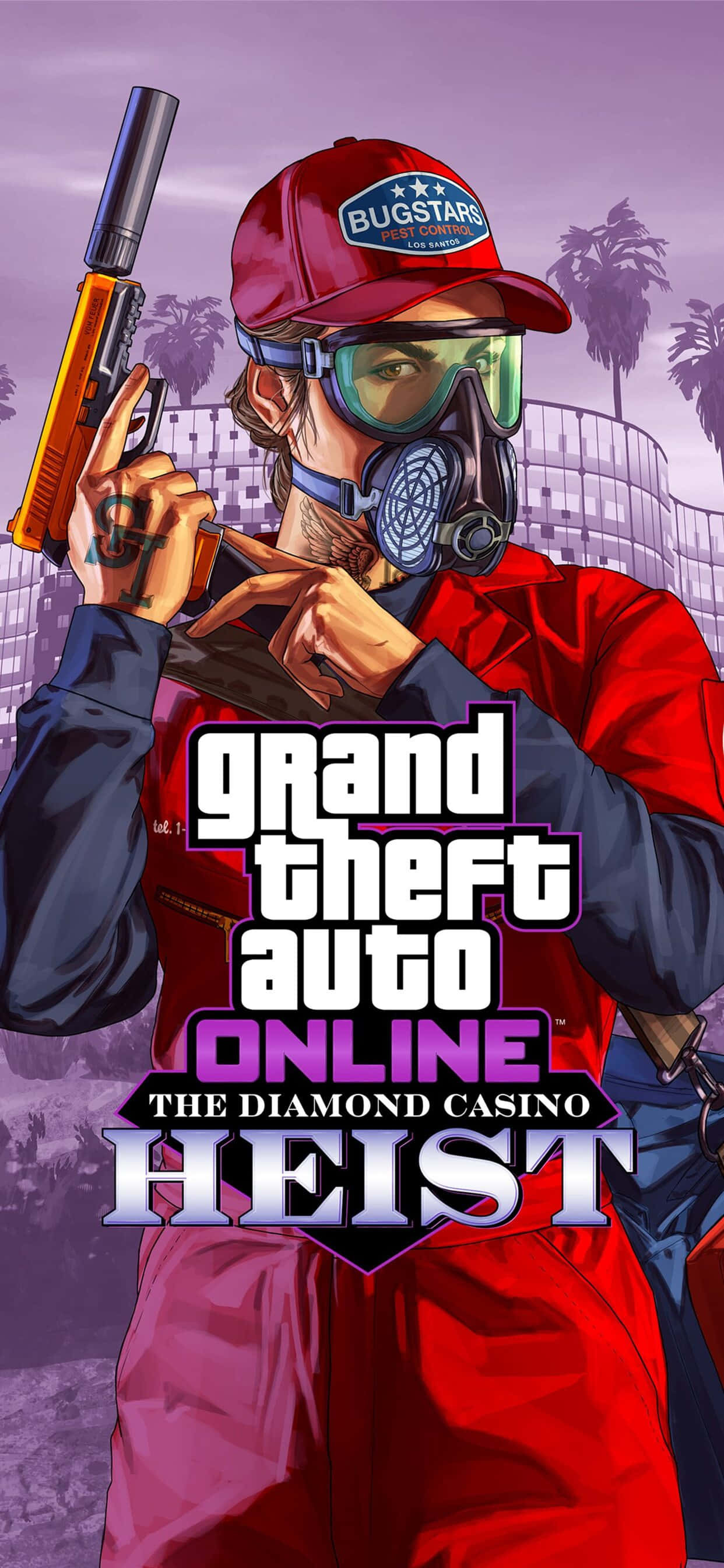 iPhone XS Max《GTA V》《鑽石賭場劫案》DLC海報背景 壁紙 — 一個戴面具的角色身穿紅色服裝和帽子，在紫色城市背景和棕櫚樹下持槍。