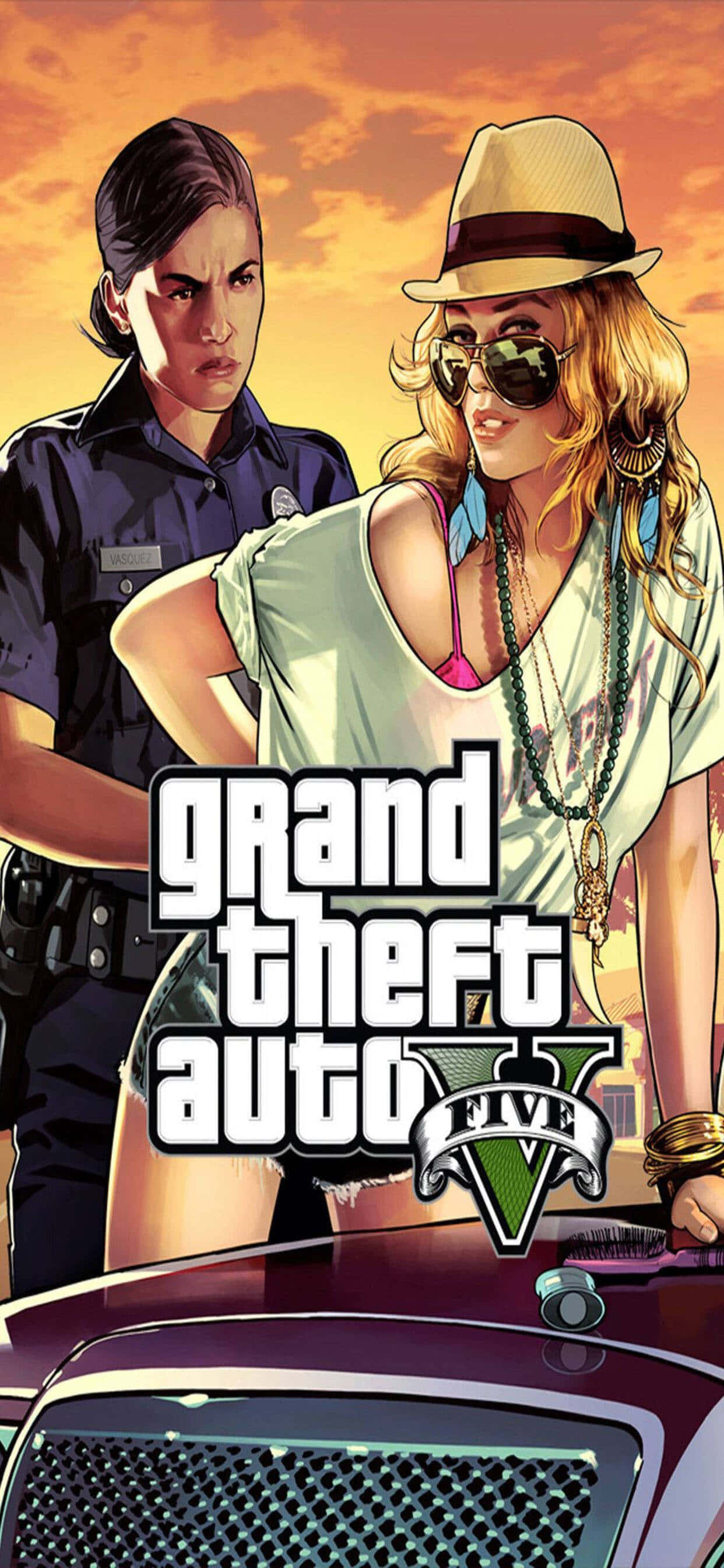 iPhone XS Max《GTA V》背景：女子被逮捕 壁紙 — 兩個風格化的角色，一名警察和一名戴太陽帽的女子，站在一輛汽車旁，背景是熾熱的夕陽天空，並帶有遊戲標題文字。