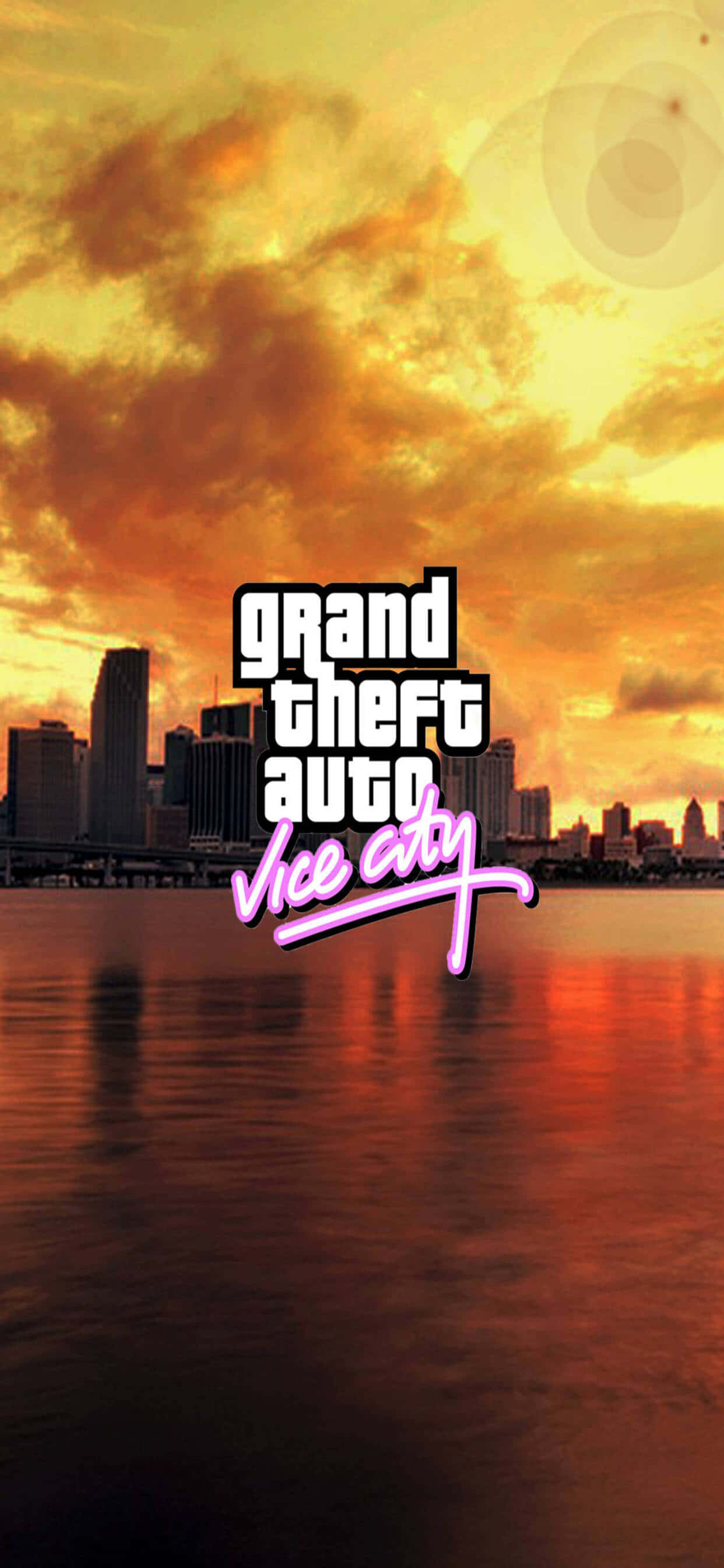 iPhone XS Max《GTA V》背景：維西城海灘海報 壁紙 — 城市天際線上充滿活力的日落，『Grand Theft Auto Vice City』標誌在水面倒影上方閃耀。