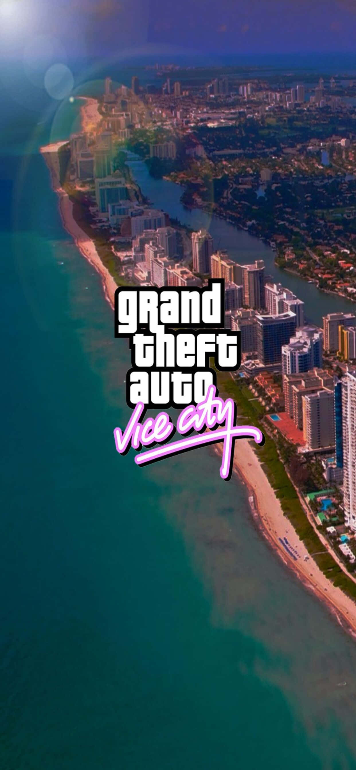 iPhone XS Max《GTA V》維西城街景鳥瞰壁紙 壁紙 — 沿海城市景觀的鳥瞰圖，海灘旁高樓林立，碧綠的海水在明亮的天空下，並帶有 Grand Theft Auto Vice City 標誌。