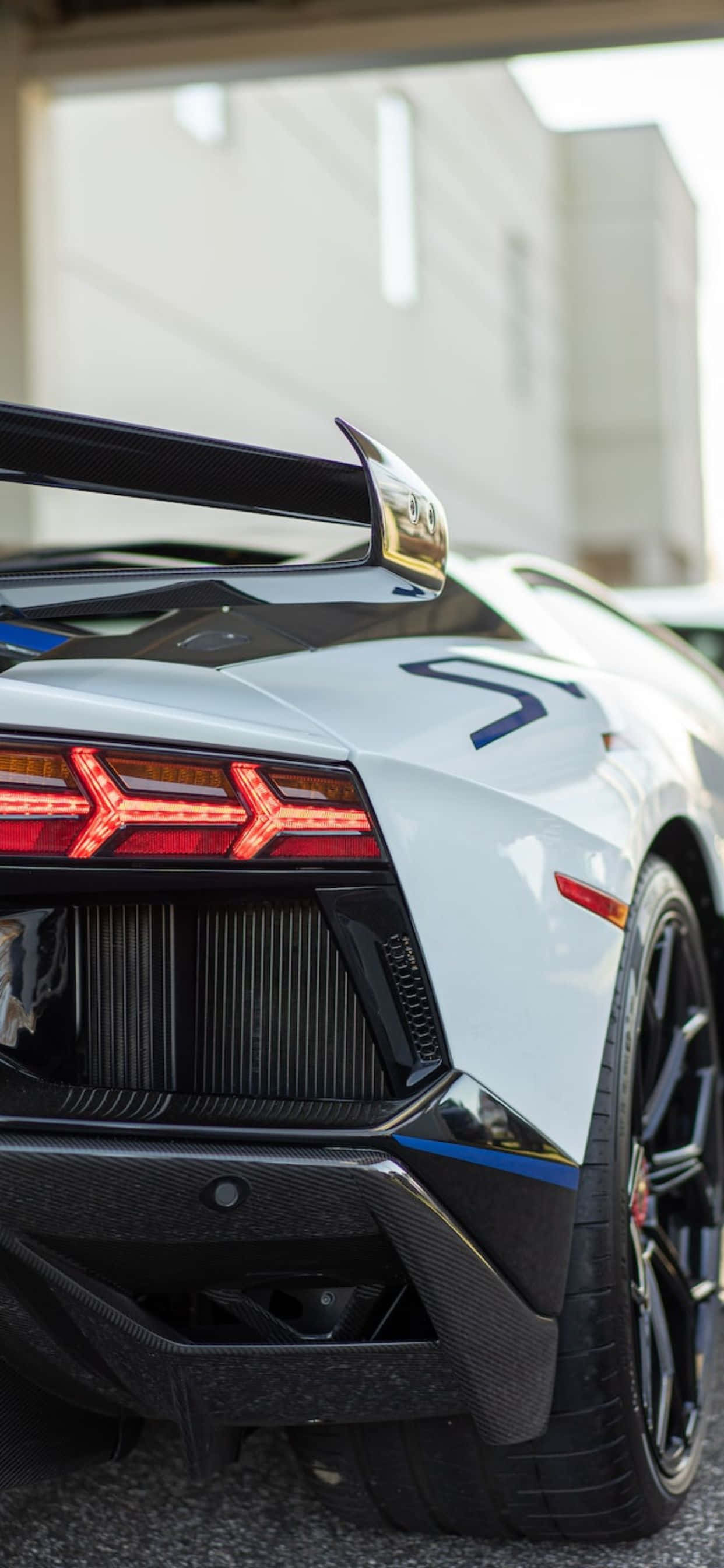 iPhone XS Max Lamborghini 白色後視背景 壁紙 — 白色林寶堅尼車尾特寫，展示發光的紅色尾燈和碳纖維細節。