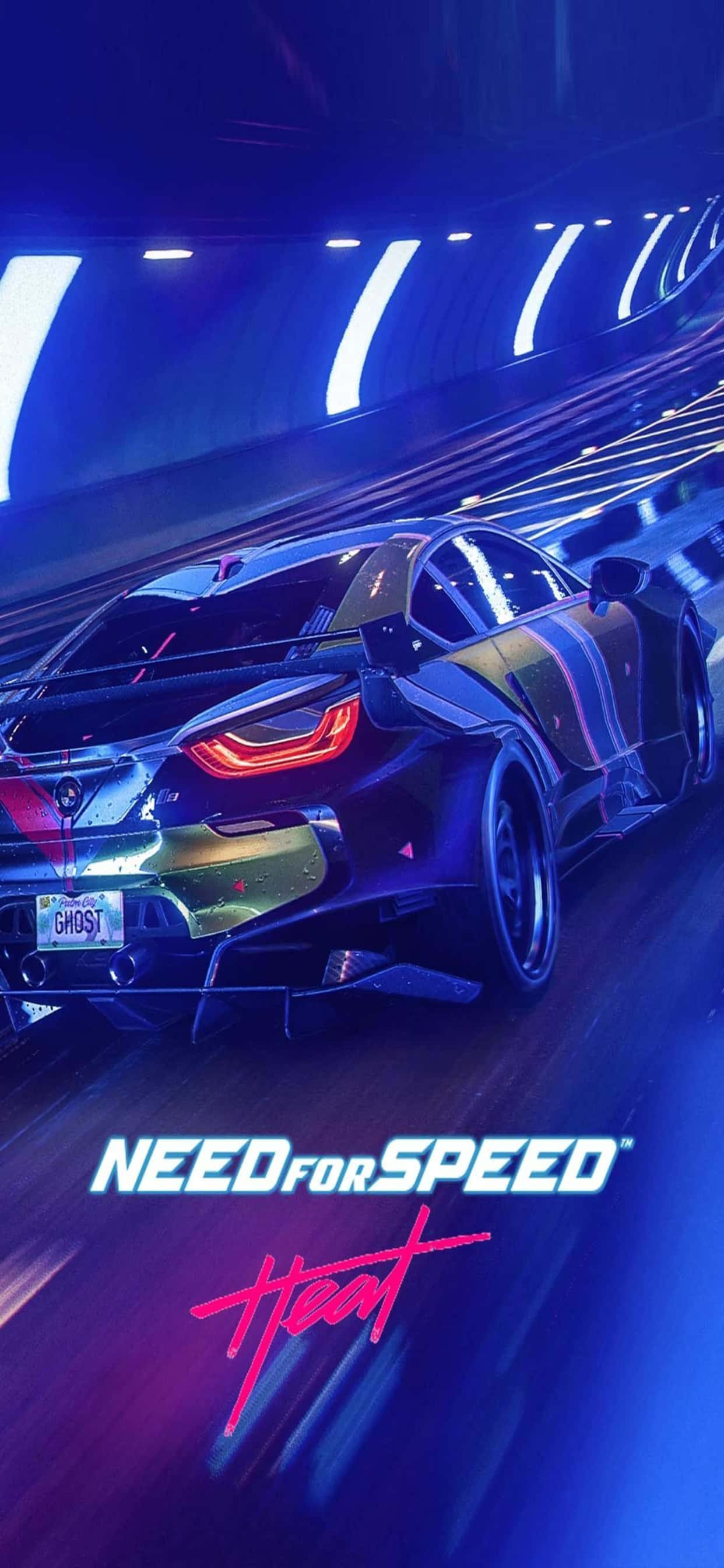 iPhone XS Max《Need for Speed Heat》霓虹隧道背景 壁紙 — 一輛時尚的黑色跑車在霓虹燈隧道中疾馳，帶有發光的藍色和紫色條紋。
