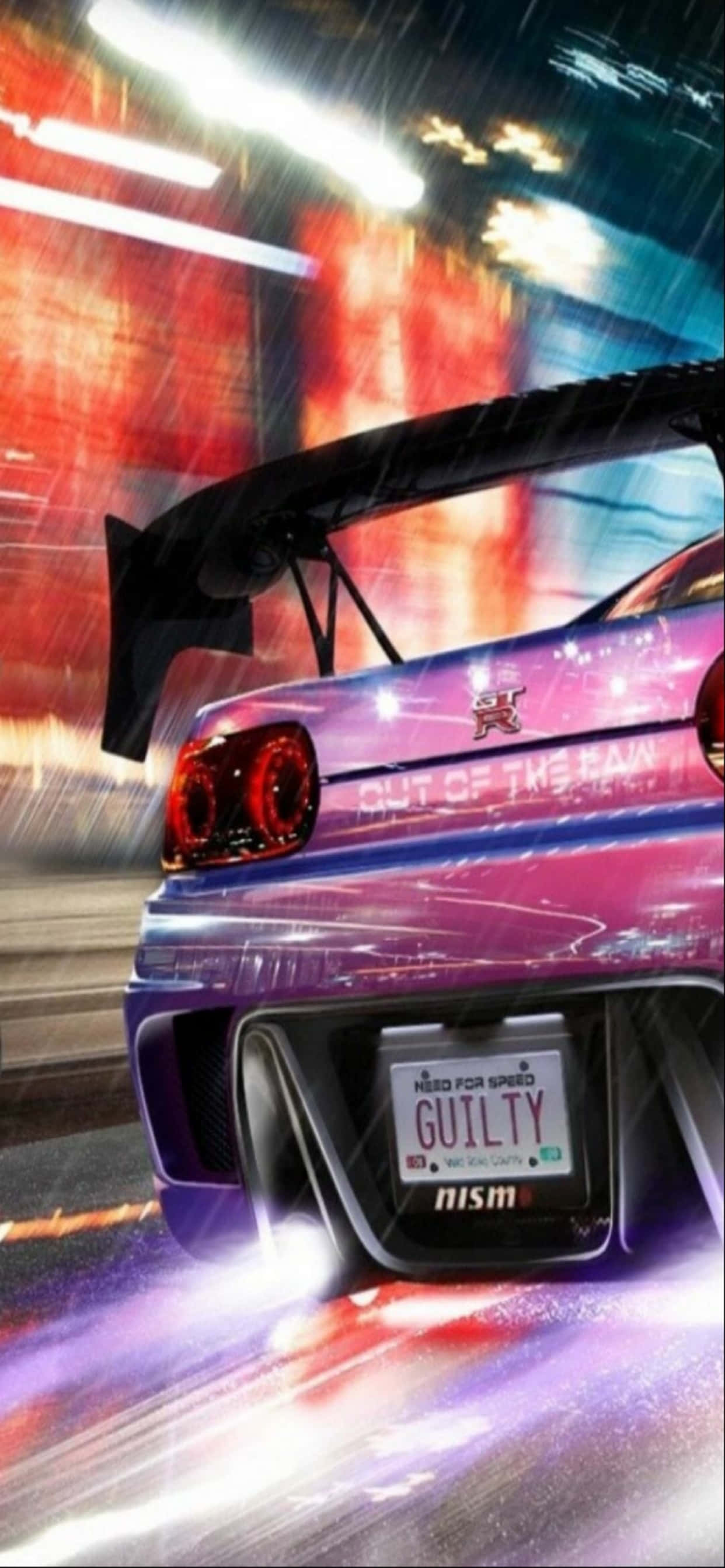 iPhone XS Max《Need for Speed Heat》Nissan Skyline GT-R 背景 壁紙 — 一輛充滿活力的紫色跑車在霓虹燈閃爍的雨夜街道上疾馳，帶有動態模糊和發光的燈光。