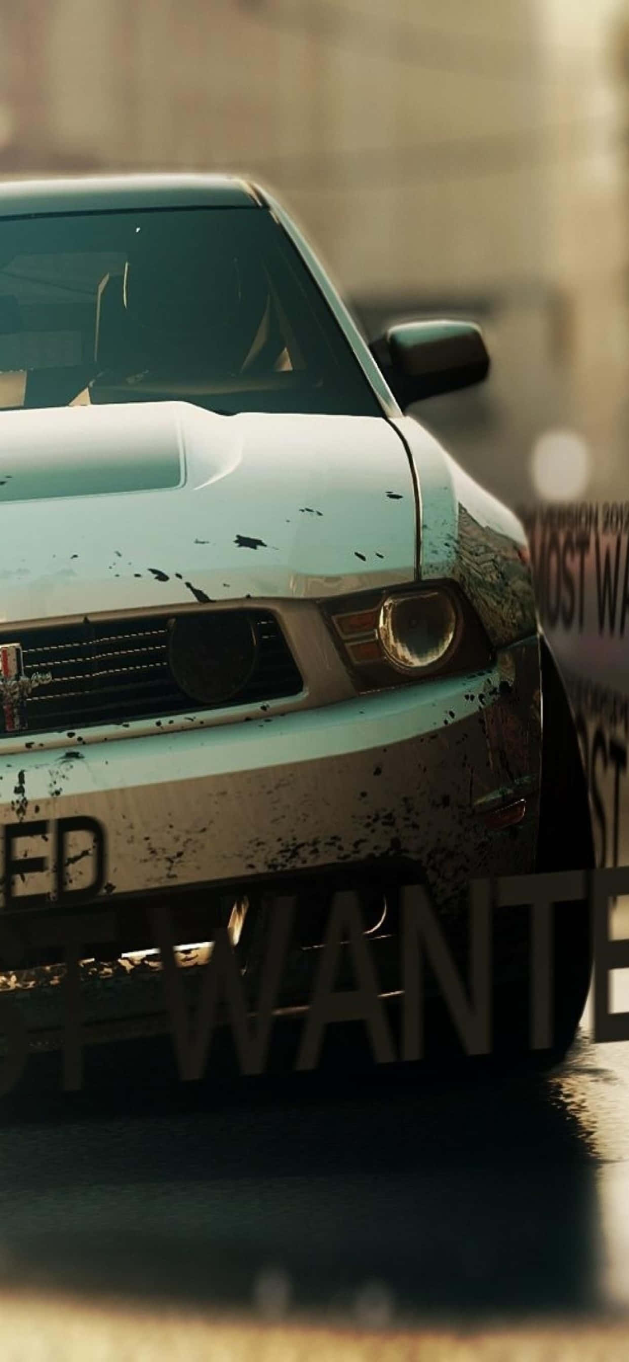 iPhone XS Max 《Need for Speed Heat》老式汽車背景 壁紙 — 一架飽經風霜的白色肌肉車，帶有泥濘飛濺和「通緝」海報疊加，在黃昏時分從骯髒的城市街道上怒視。