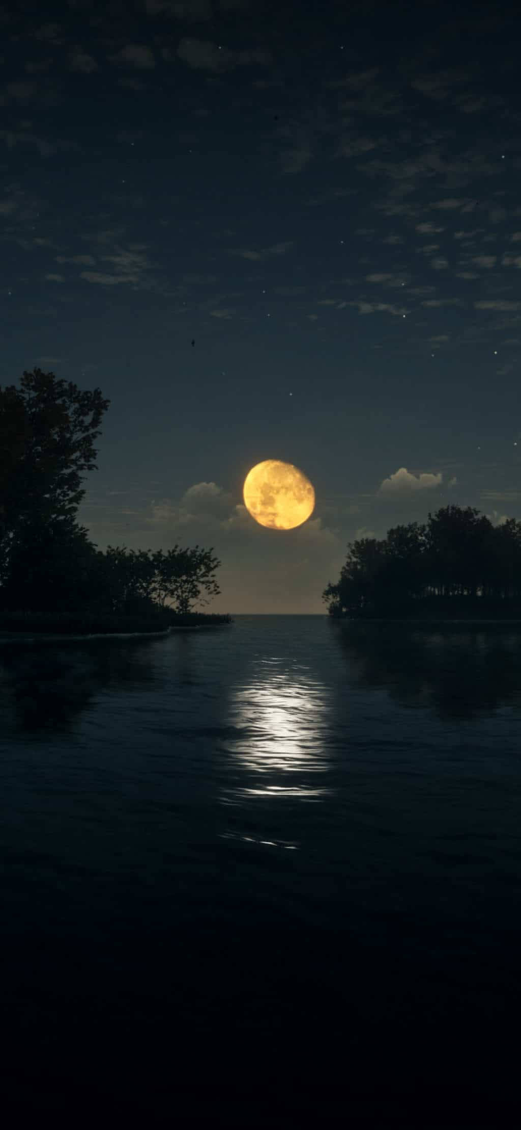 iPhone XS Max OLED Moon 壁紙 — 一輪明亮的滿月在夜間將金色光芒投射在平靜的河面上，襯托出樹木的剪影和散落的雲朵。
