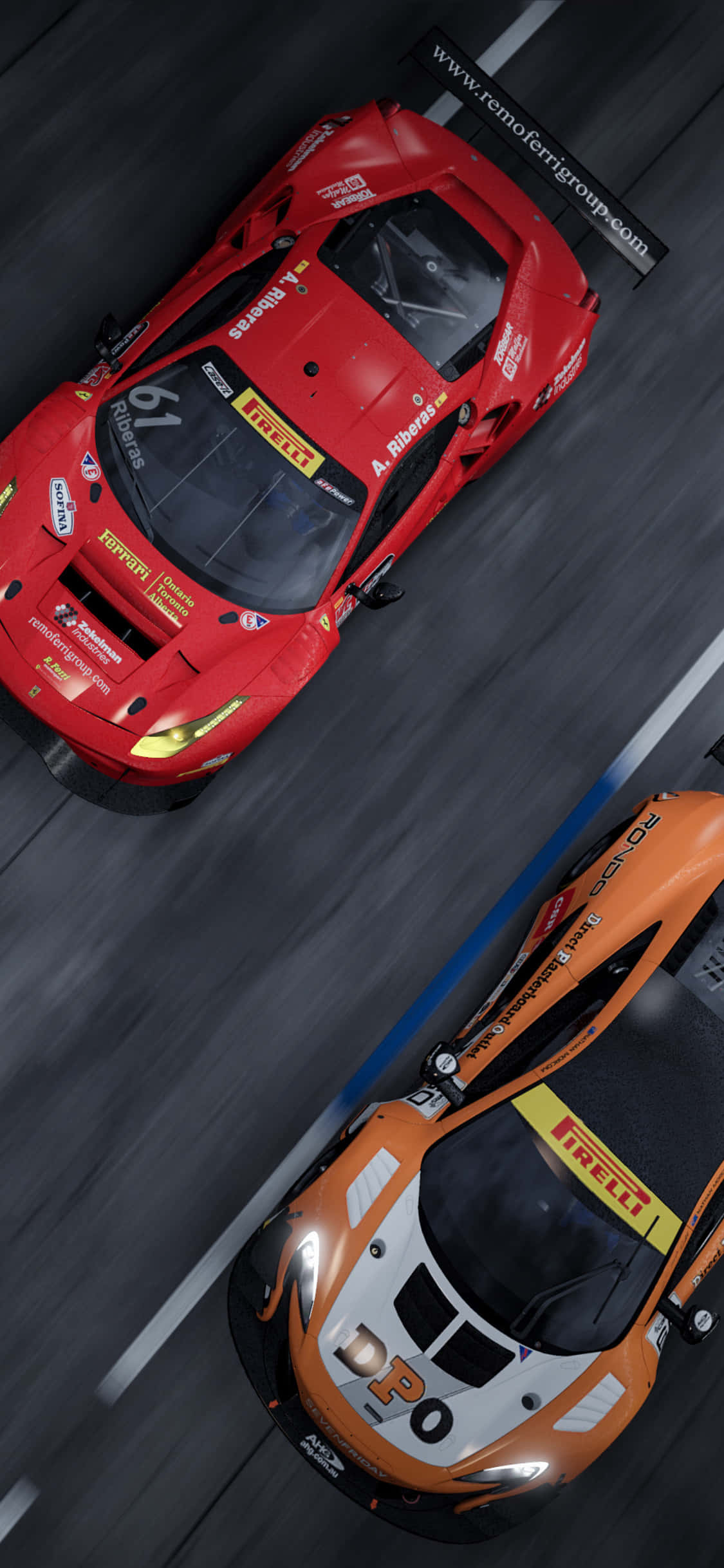 iPhone XS Max《Project CARS 2》紅橙色賽車背景 壁紙 — 從上方俯瞰，一輛紅色法拉利和一輛橙色麥拿倫賽車在賽道上並排飛馳。