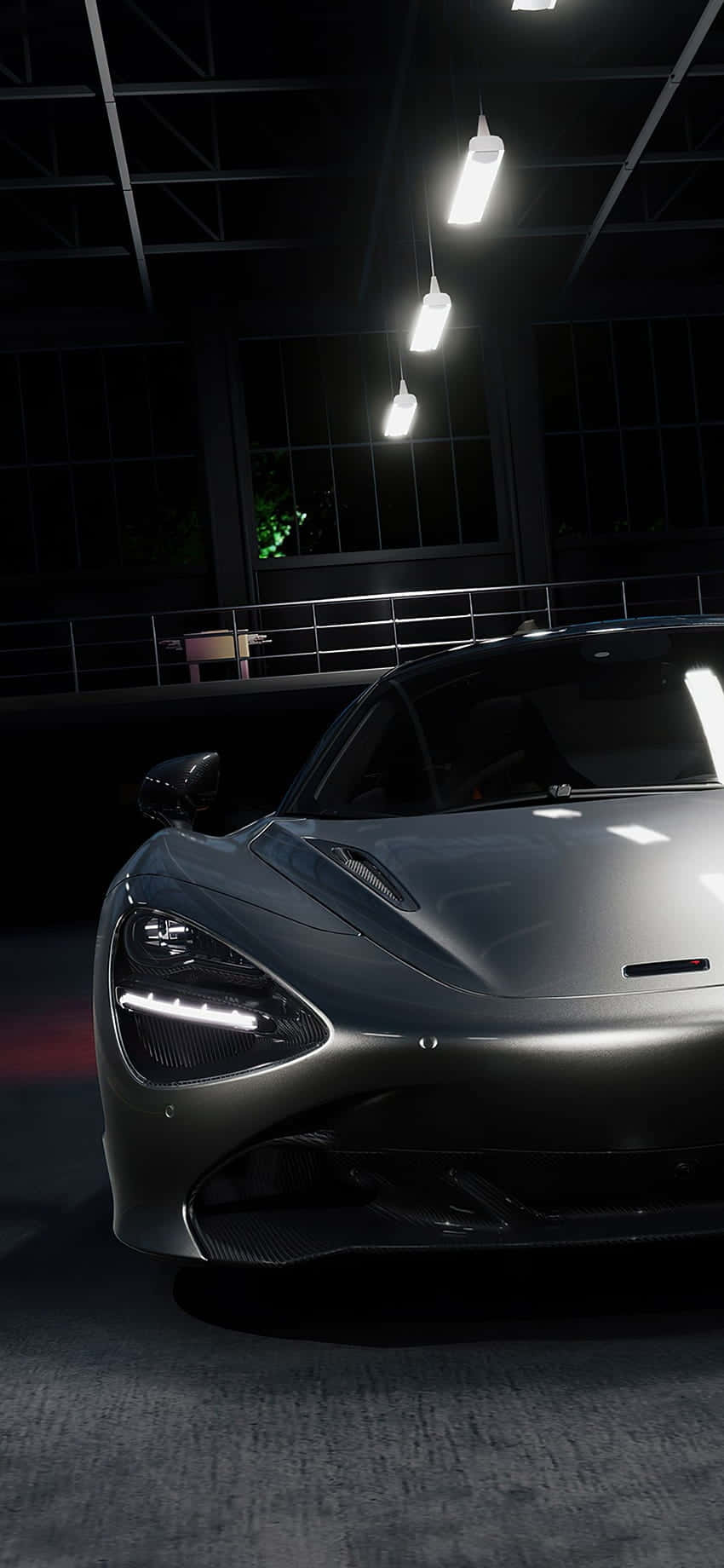 iPhone XS Max《Project Cars 2》深灰色麥拉倫 720S 背景 壁紙 — 一輛時尚的啞光灰色跑車在夜間昏暗的工業車庫中，在吊燈下展示。